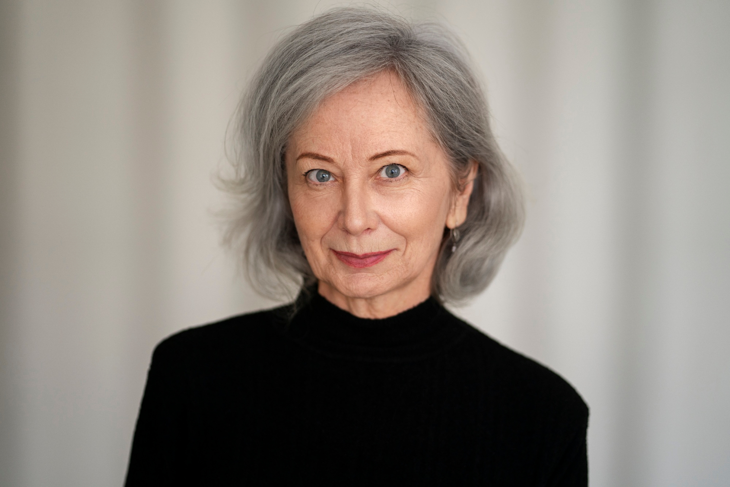 An older woman looking at someone and smiling | Source: Freepik