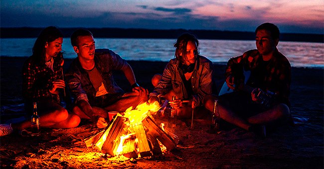 Group of friends by a bonfire | Photo: Shutterstock