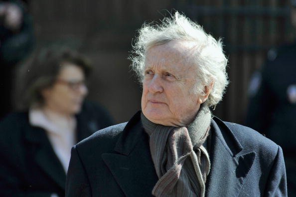 L'acteur français Claude Rich quitte l'église Saint-Germain-des-Prés après une messe de funérailles. | Photo : Getty Images.
