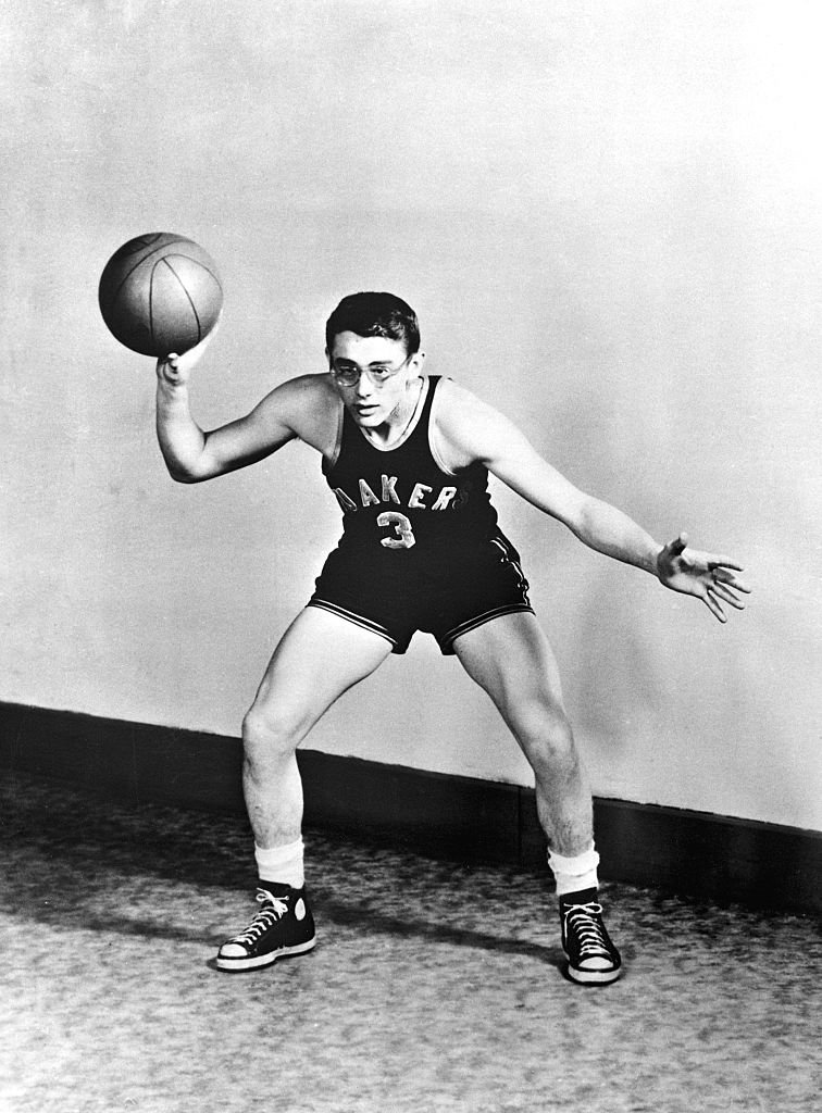 James Dean in Turnhosen und Turnschuhen bereitet sich auf einen Basketballspiel vor. Undatierter Fotograf | Quelle: Getty Images
