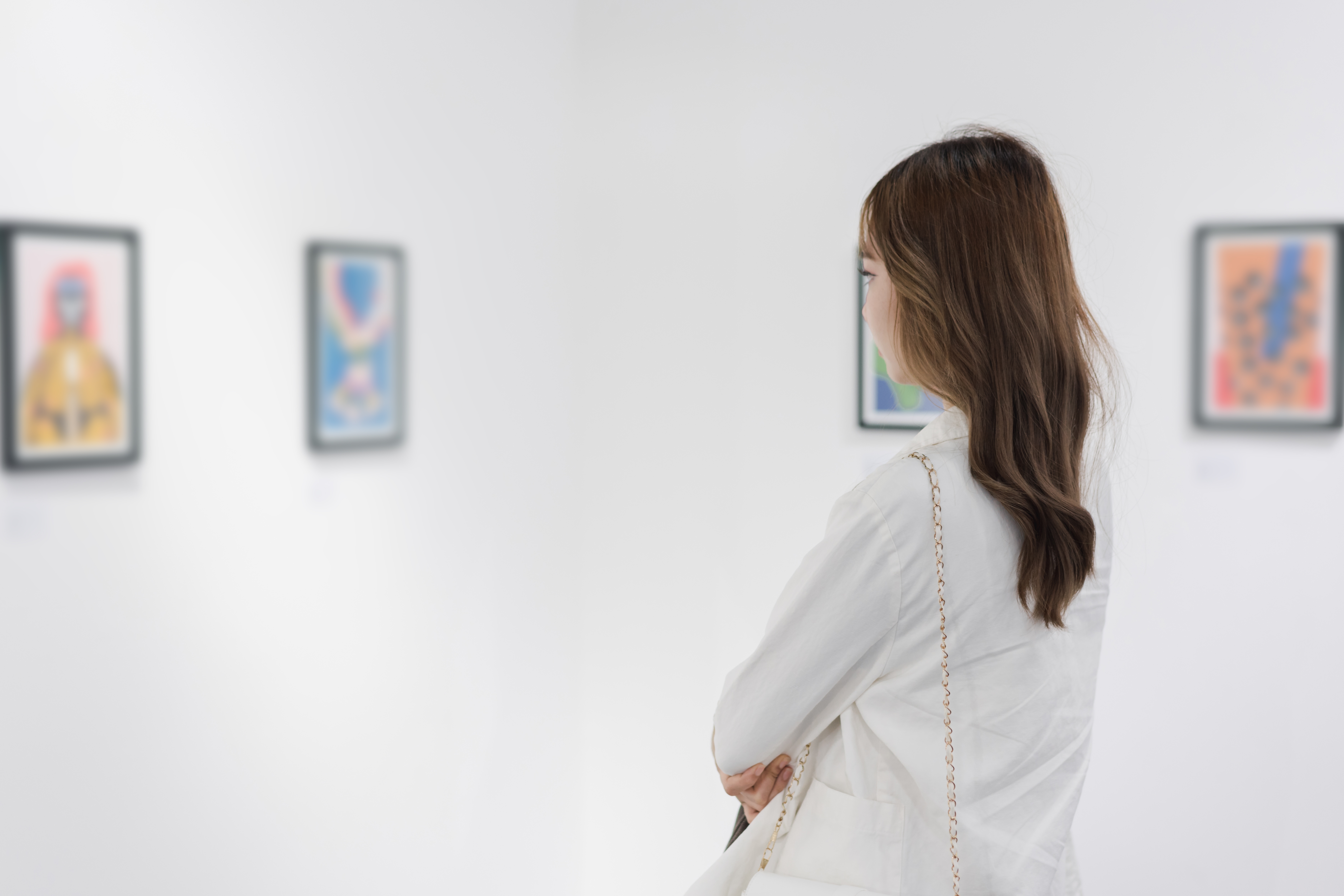 Woman in the gallery | Shutterstock