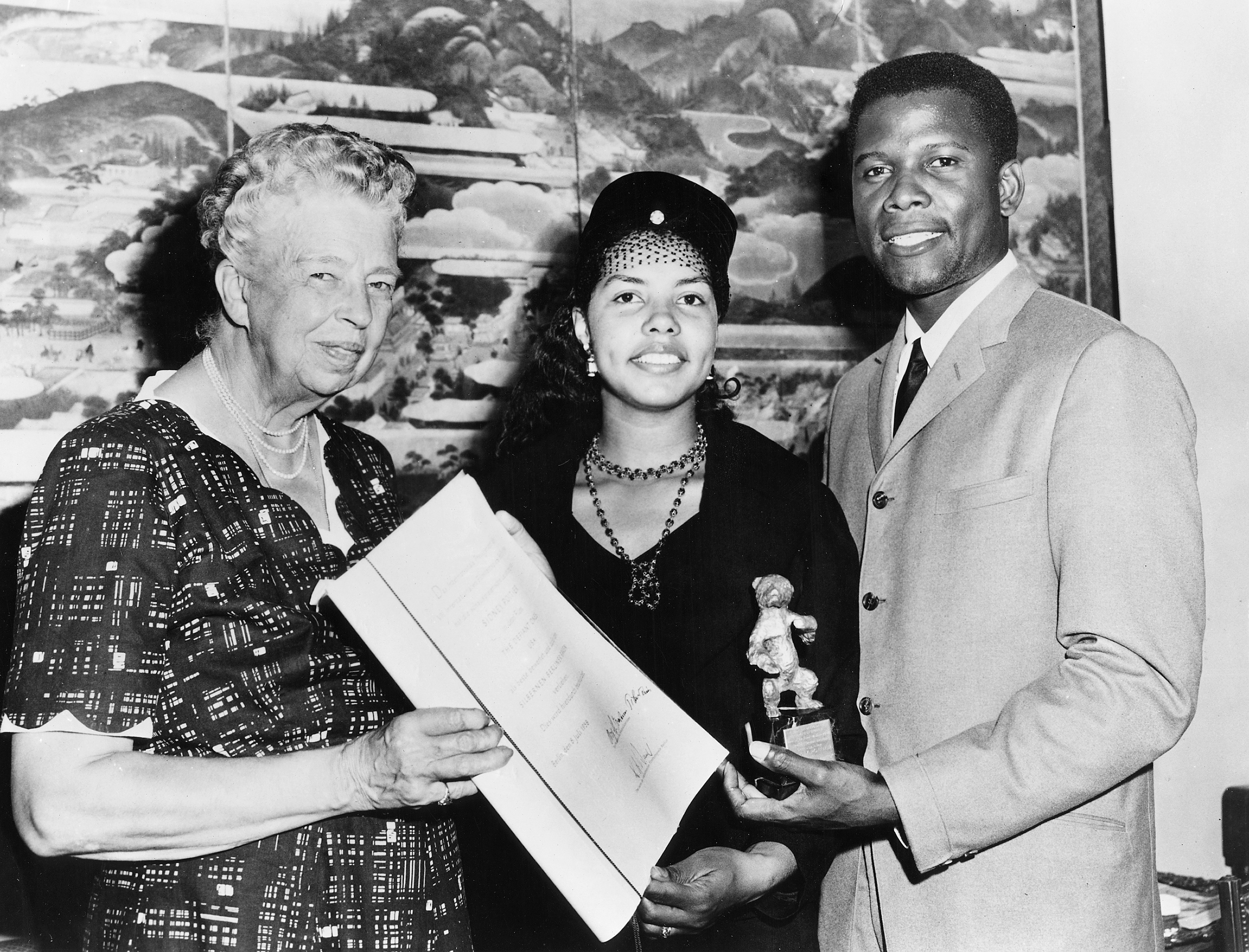 Sidney Poitier (R) receives Silver Bear Award of the Berlin Film Festival for his role in 'The Defiant Ones' alongside his ex-wife, Juanita Hardy (C), in 1958 . | Source: Getty Images