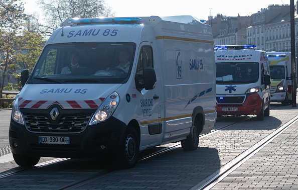 Ambulances du Samu arrivant en gare de Nantes.|Photo : Getty Images
