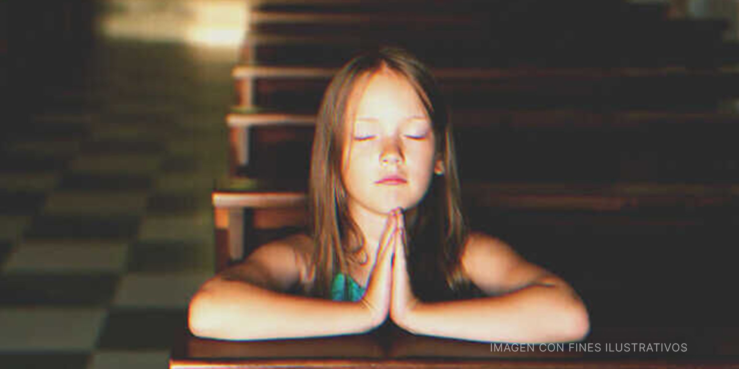 Niña rezando | Foto: Shutterstock 