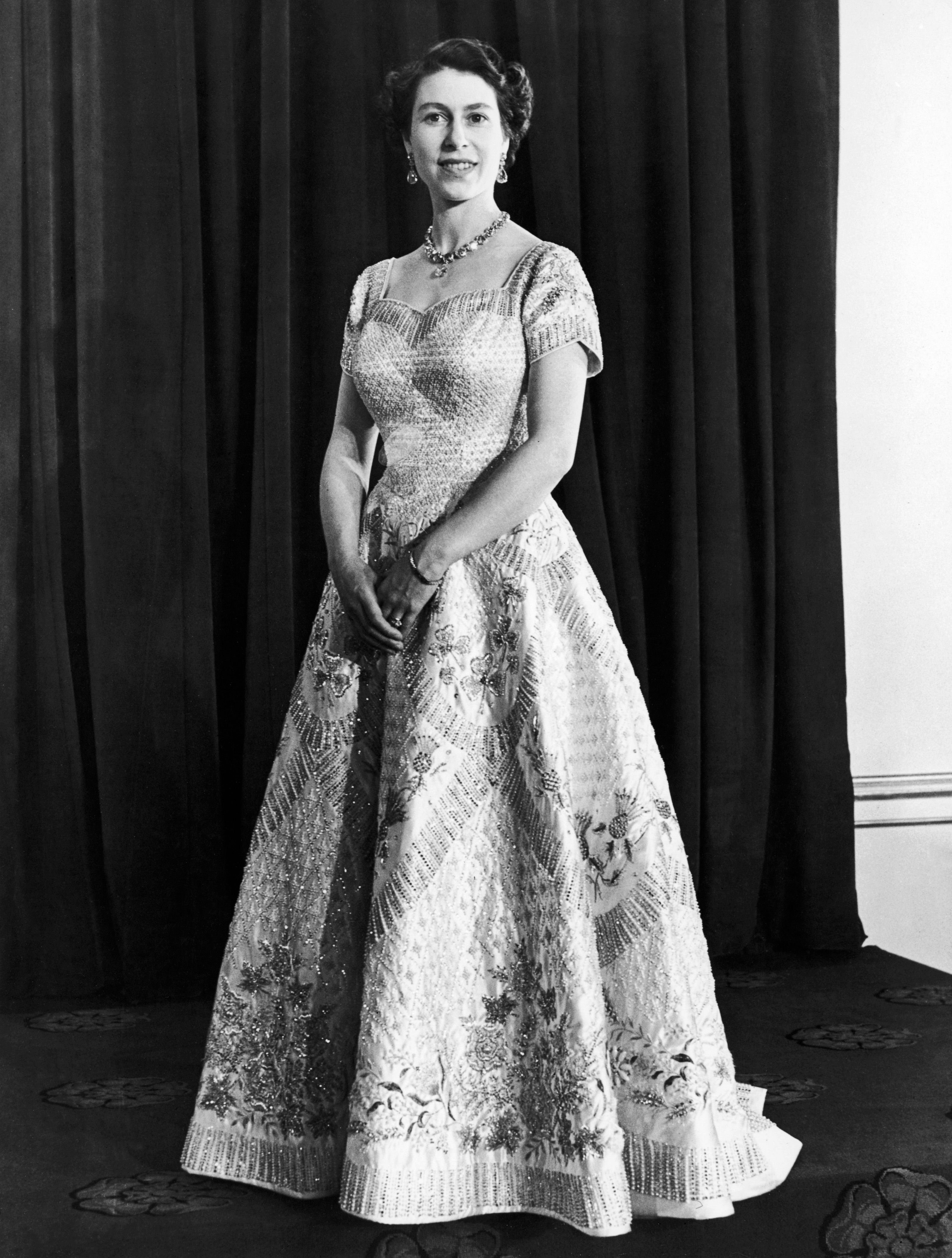 Queen Elizabeth's official portrait for the Coronation in 1953 | Photo: Mirrorpix/Getty Images