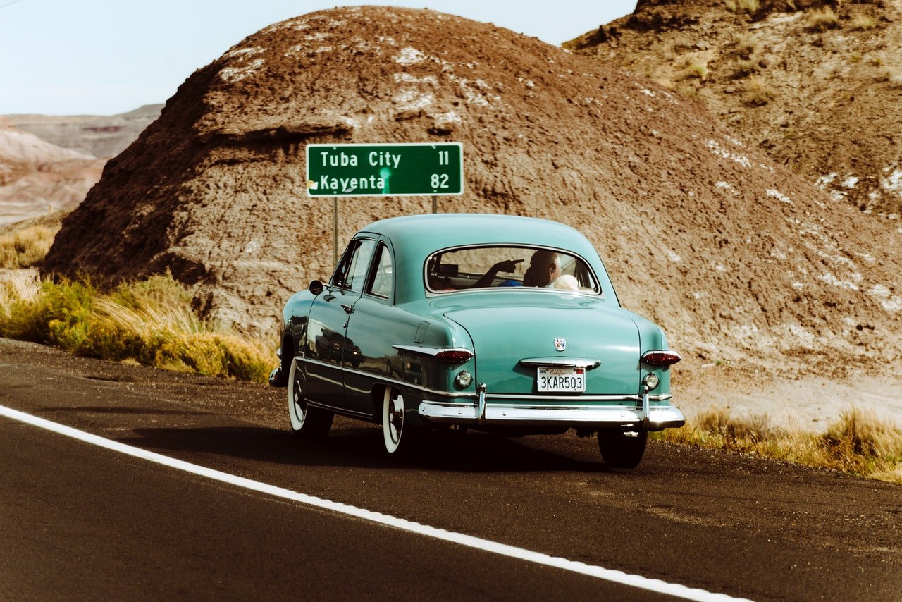 Photo of a car parked on the highway | Photo: Pexels