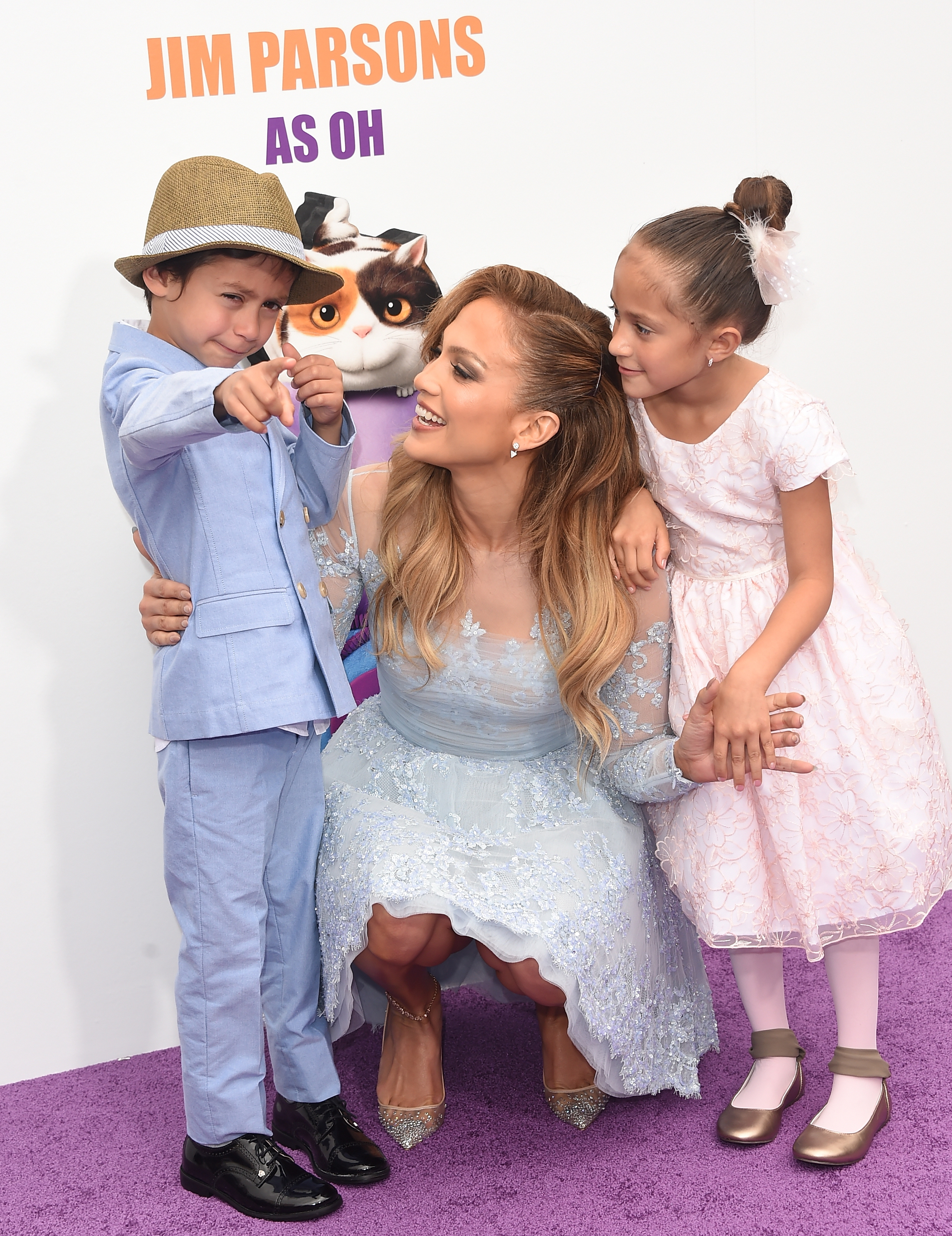Jennifer Lopez, Maximilian David Muniz y Emme Maribel Muniz en Westwood, California, el 22 de marzo de 2015 | Foto: Getty Images