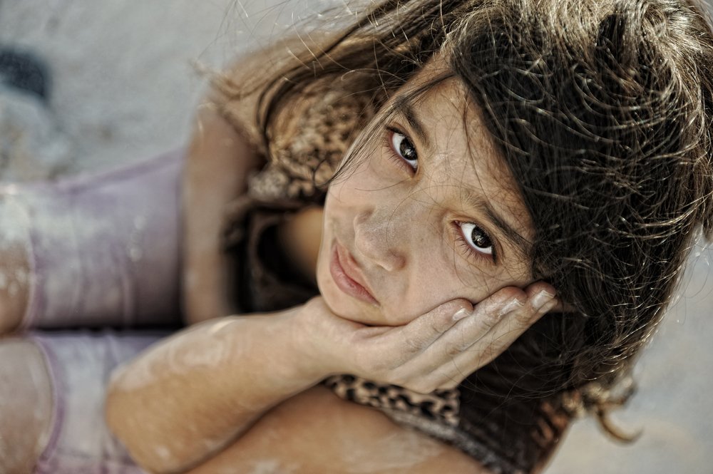 Une fille triste. | Photo : Shutterstock