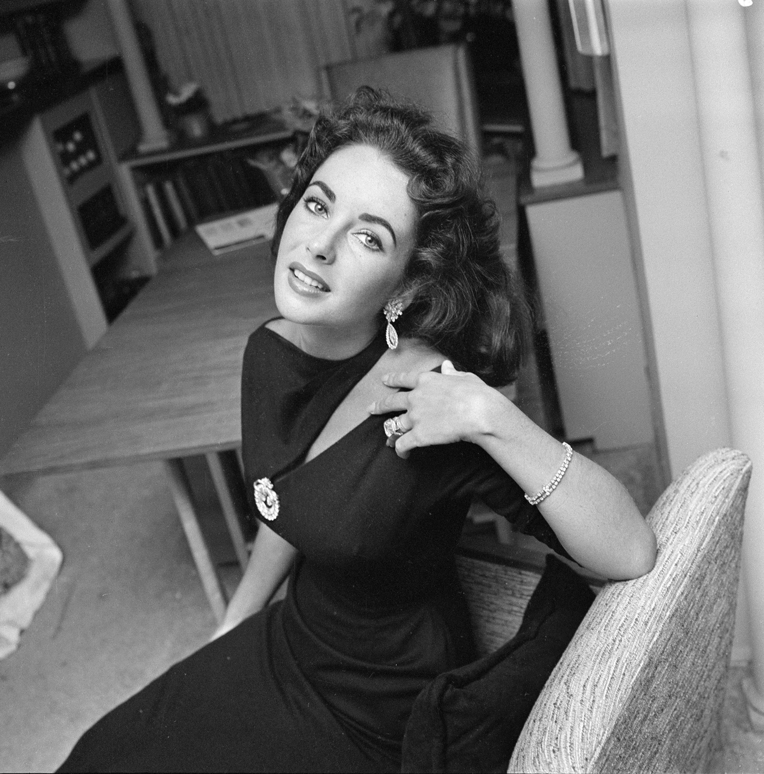 Elizabeth Taylor pictured in her home in Beverly Hills, 1957. | Photo: Getty Images