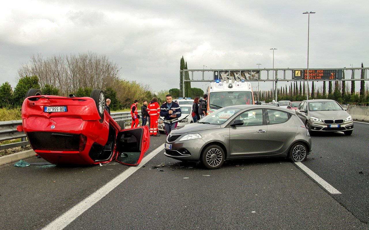 Une voiture retournée suite à un accrochage. | Photo : Pixabay