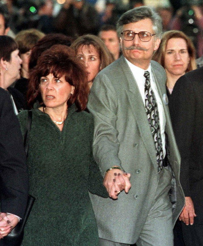 Ronald Goldman's parents, Fred and Pattie Goldman hold hands as they enter the courthouse on February 4, 1997, in Santa Monica, California. | Source: Getty Images