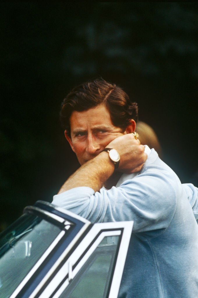 Prince Charles leans on his car at Cowdray Park Polo Club in Sussex on August 2, 1982 | Photo: GettyImages