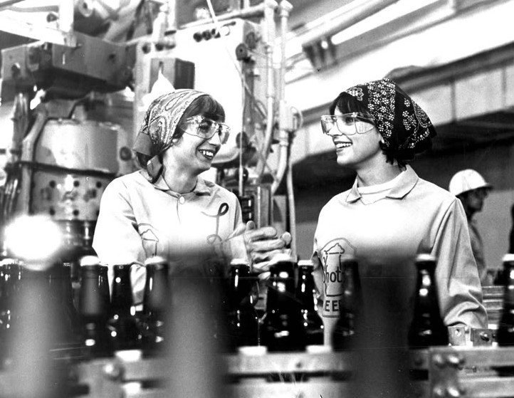 Publicity photo of Cindy Williams and Penny Marshall from the television show Laverne and Shirley. | Source: Wikimedia Commons