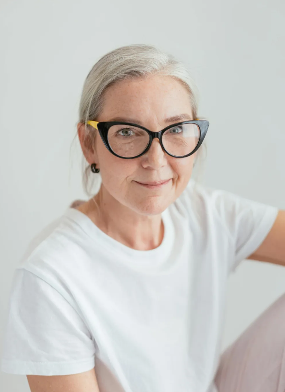 Mature woman smiling | Source: Pexels