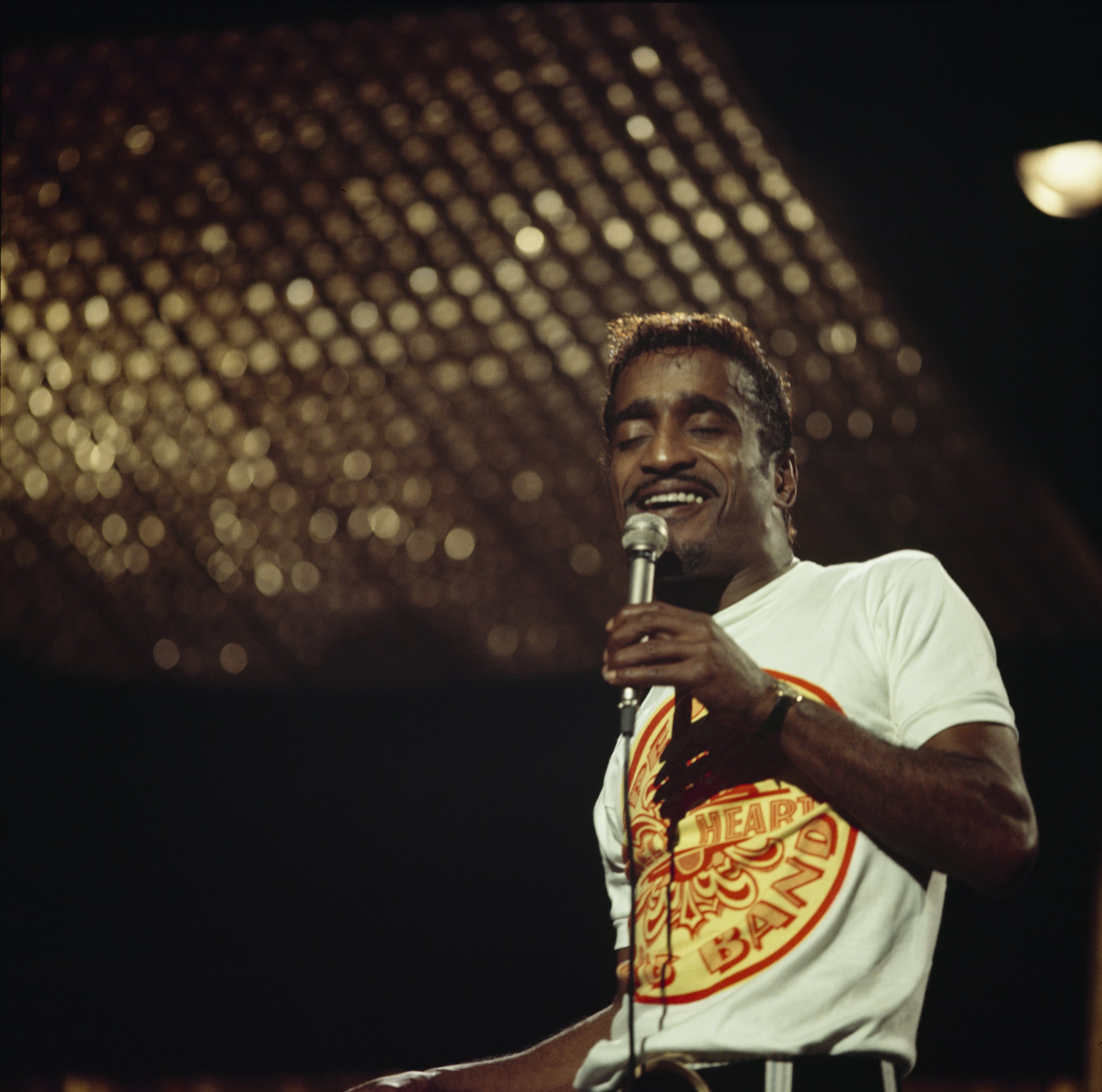  Sammy Davis Jr, wearing a Beatles t-shirt, performs on stage at The Talk of The Town in London, England in 1967. | Source: Getty Images 