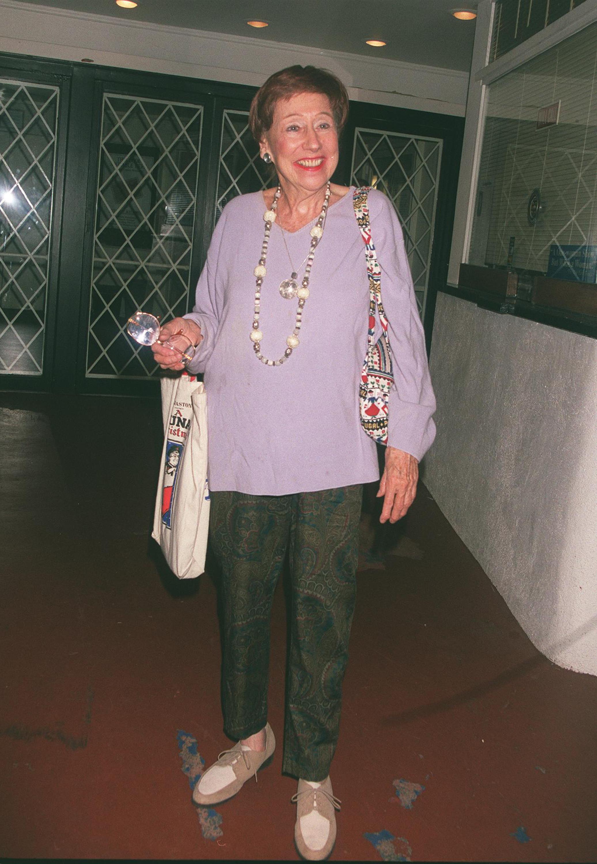 Jean Stapleton poses for photographers at the Cannon Theater September 27, 2000 | Photo: GettyImages