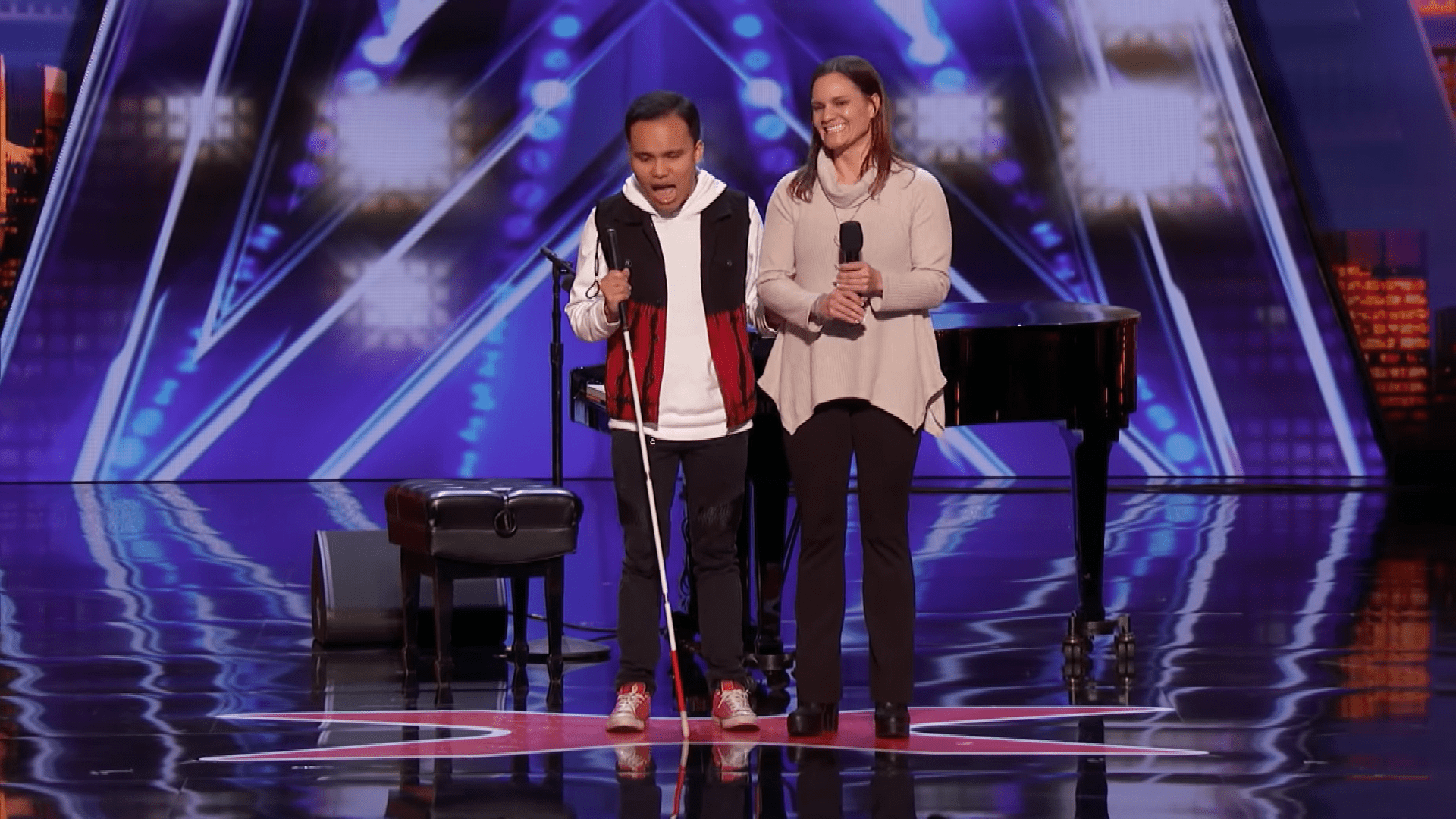 Kodi con su mamá │Imagen tomada de: YouTube / America's Got Talent