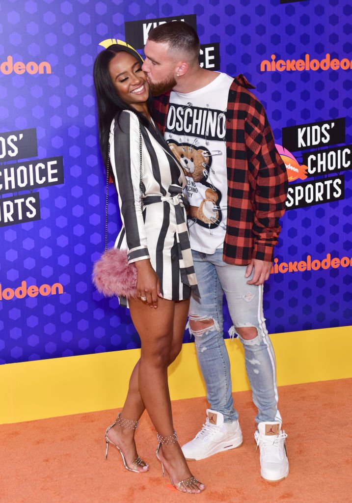 NFL player Travis Kelce and Kayla Nicole attend Nickelodeon Kids' Choice Sports Awards 2018 at Barker Hangar on July 19, 2018 in Santa Monica, California | Photo: Getty Images