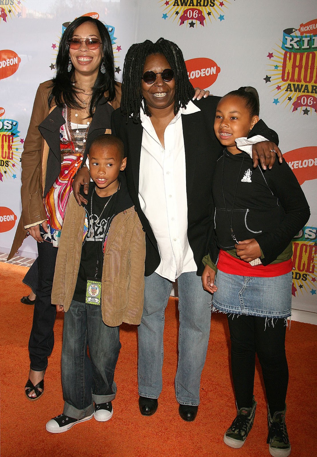 Alex Martin with her famous mother and children at Nickelodeon's 19th Annual Kids' Choice Awards in 2006. | Source: Getty Images