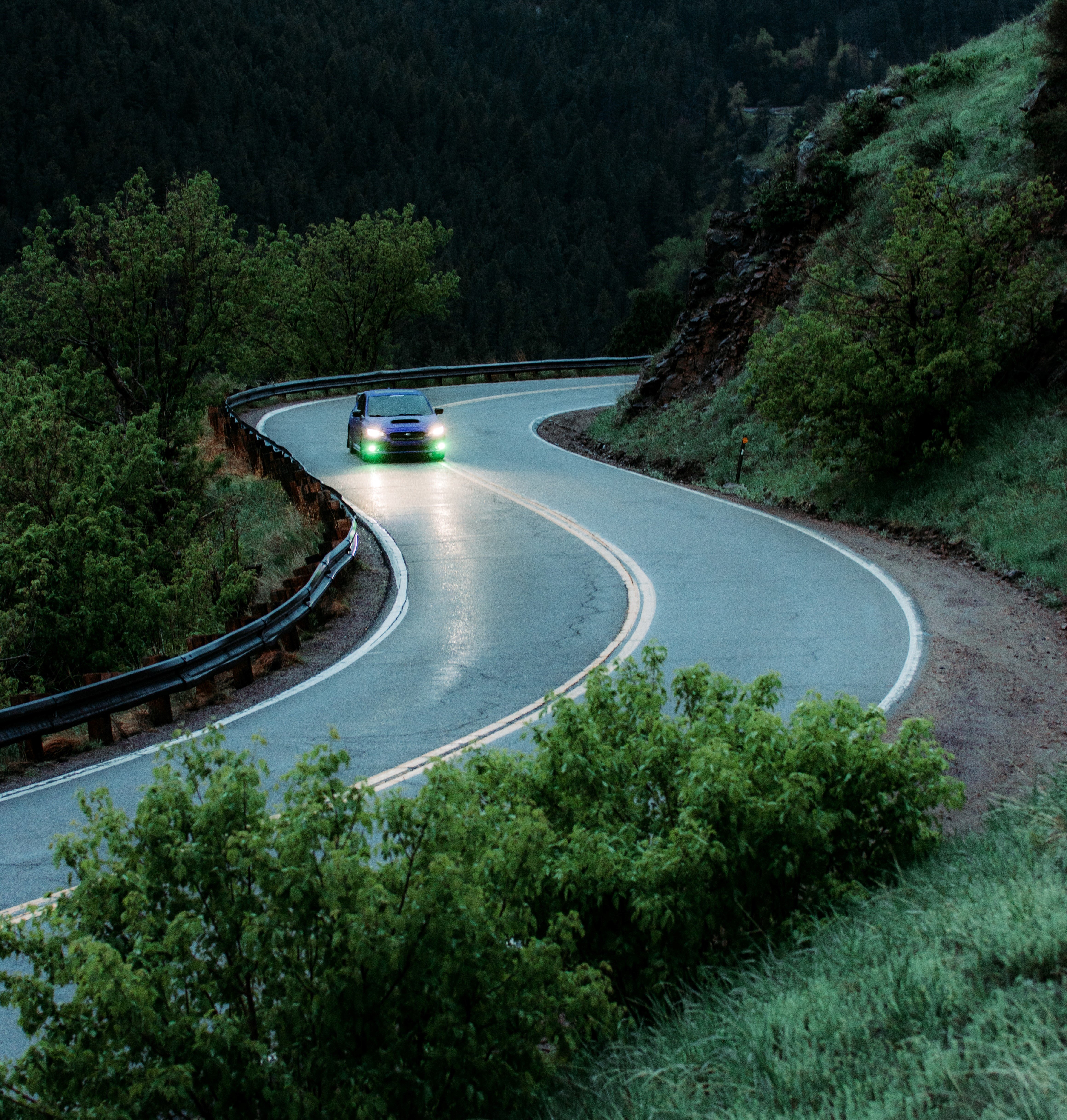 Auto circulando por carretera con curvas. | Foto: Unsplash