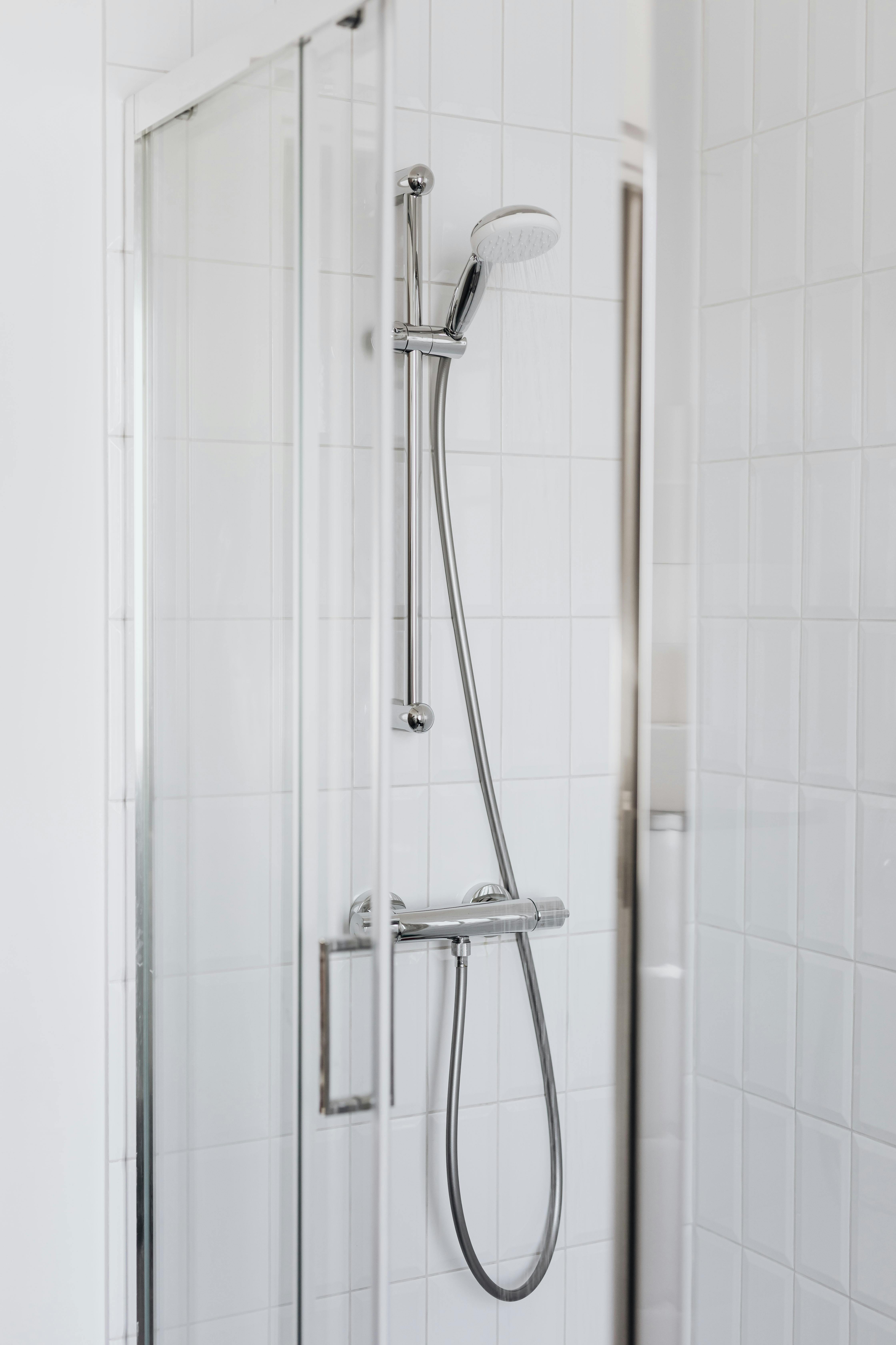 An enclosed shower | Source: Pexels