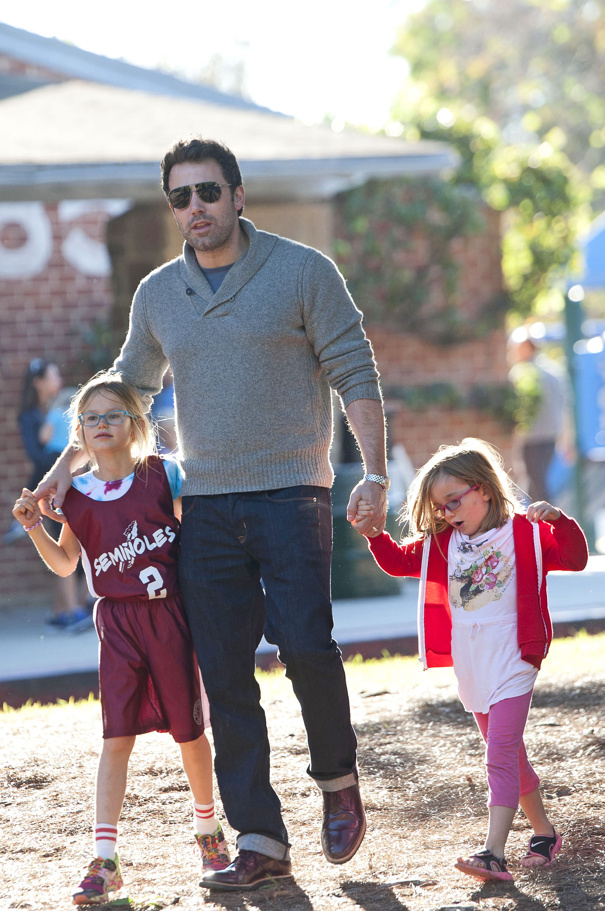 Ben Affleck with his daughters, Violet Affleck and Seraphina Affleck, at Pacific Palisades Park on November 24, 2013 in Los Angeles, California | Source: Getty Images