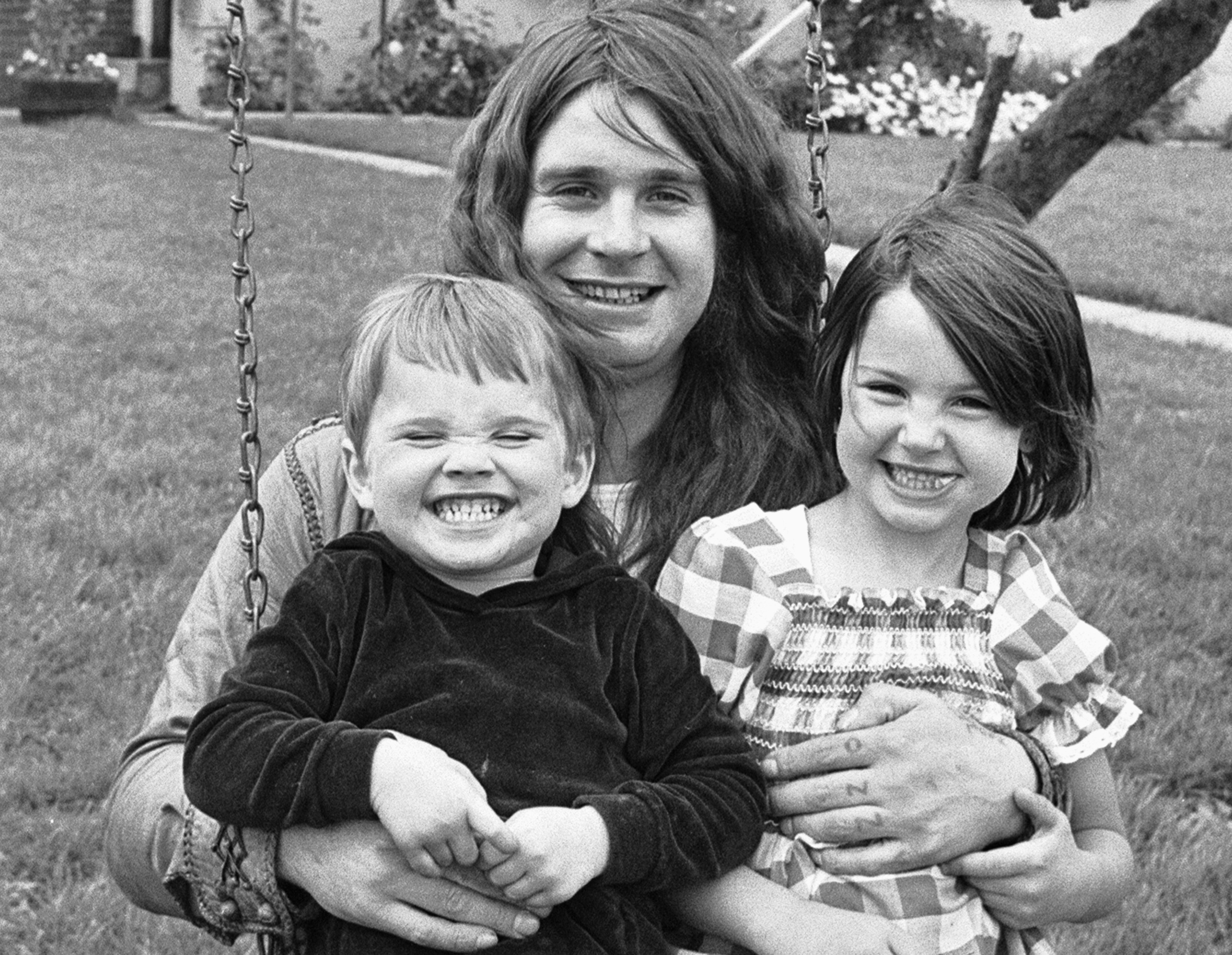 Louis, Ozzy and Jessica Osbourne in the backyard of their home in the United Kingdom on August 19, 1978. | Source: Getty Images