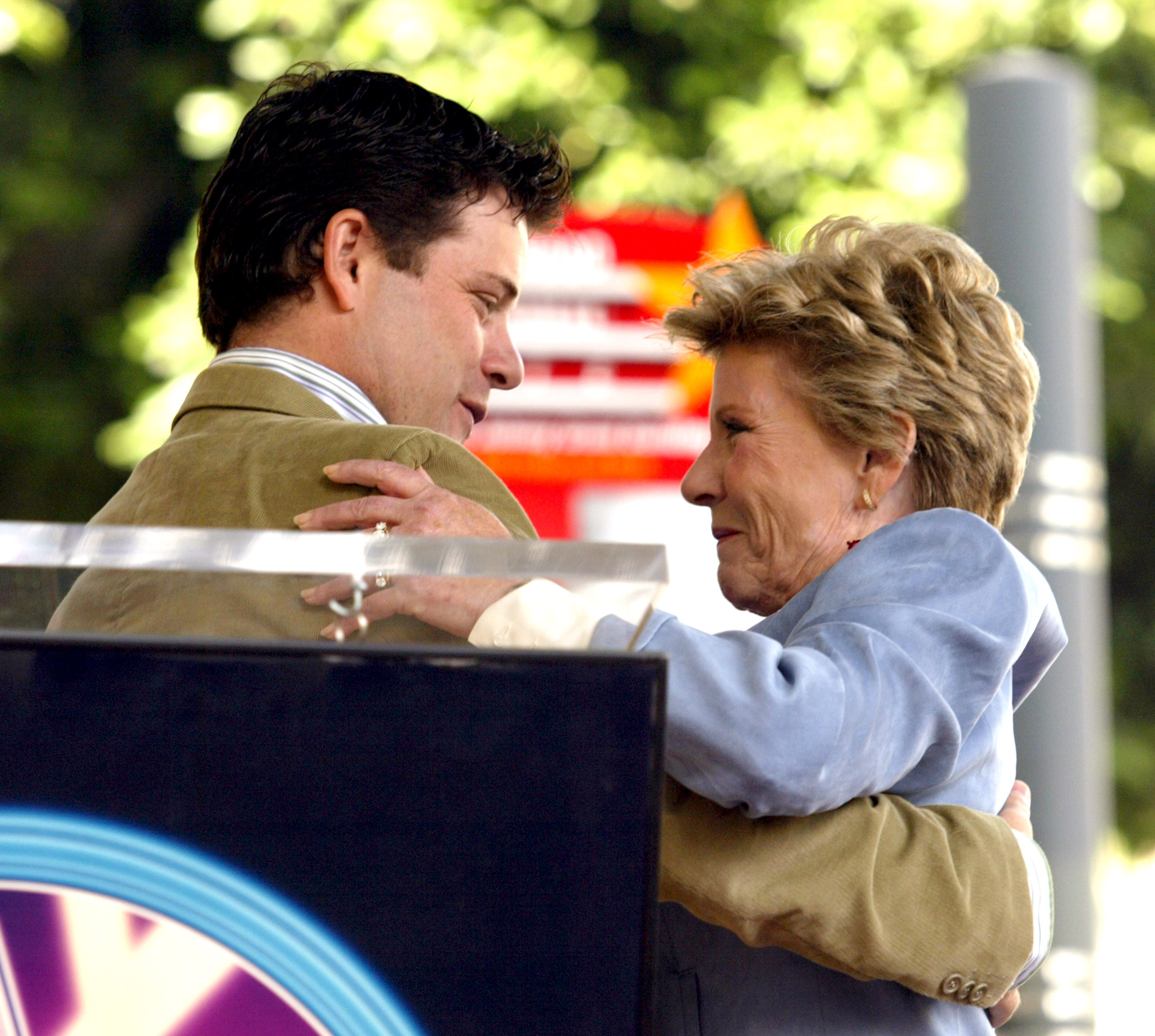 Sean Astin and Patty Duke when Duke was honored with a star on the Hollywood Walk of Fame in 2004 | Source: Getty Images