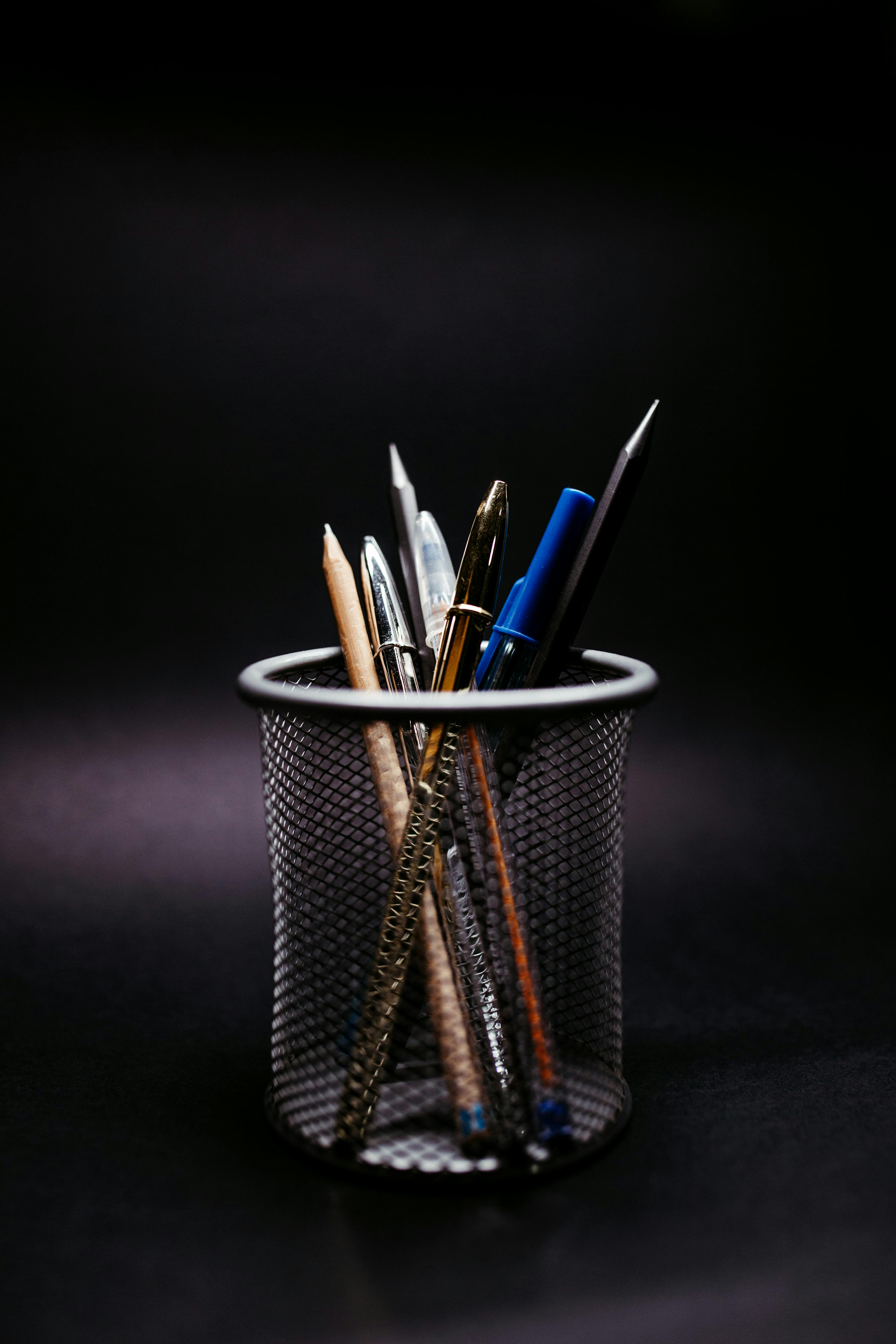 A bunch of pens inside a pen holder | Source: Pexels