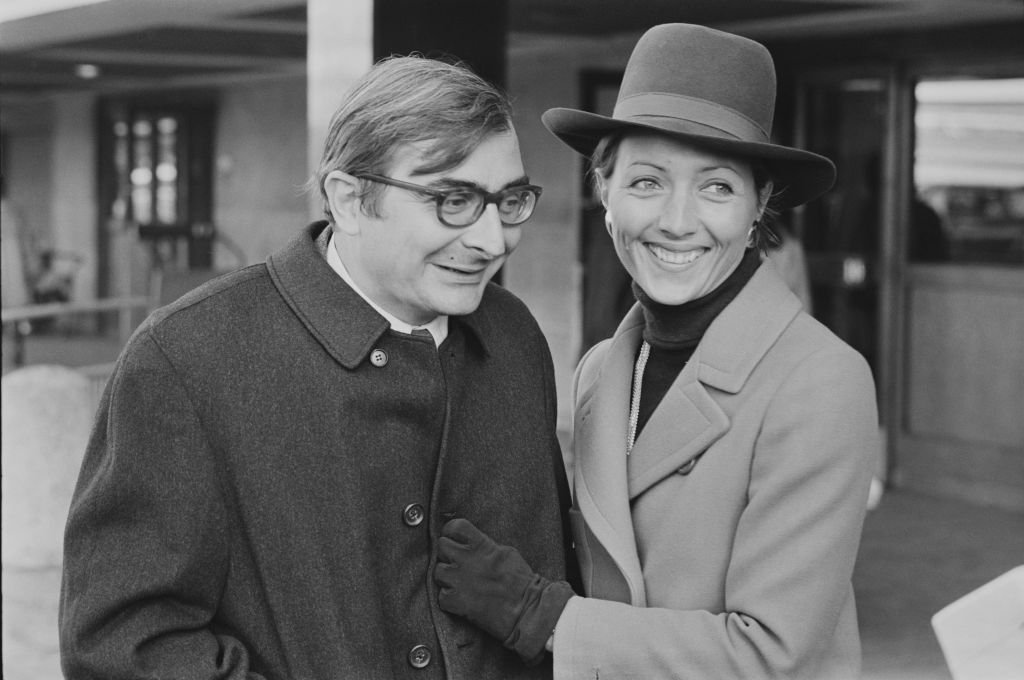 Claude Chabrol avec Stéphane Audran à l'aéroport d'Heathrow, Londres, Royaume-Uni, le 21 novembre 1968. | Photo: Getty Images