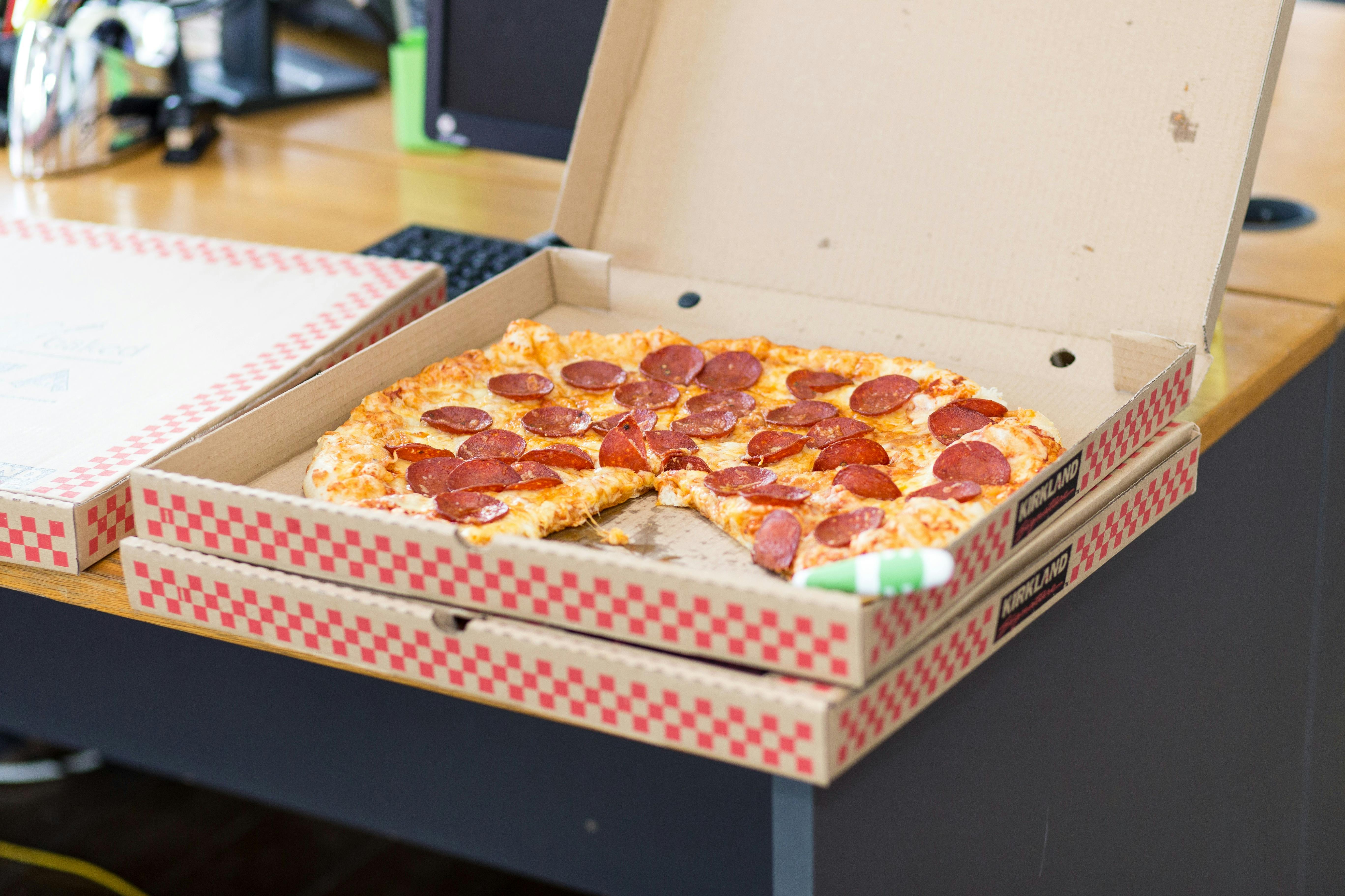 A box of pizza on a table | Source: Pexels