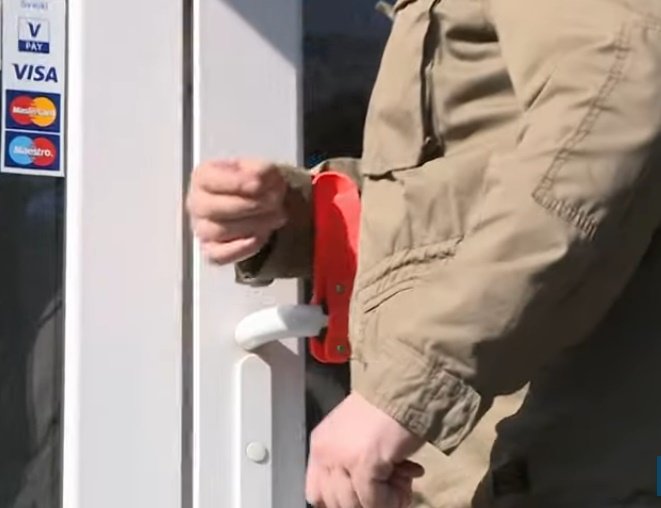 Los agarradores de puertas para evitar el COVID-19 son fabricados con impresoras 3D. | Foto: YouTube/Euro News