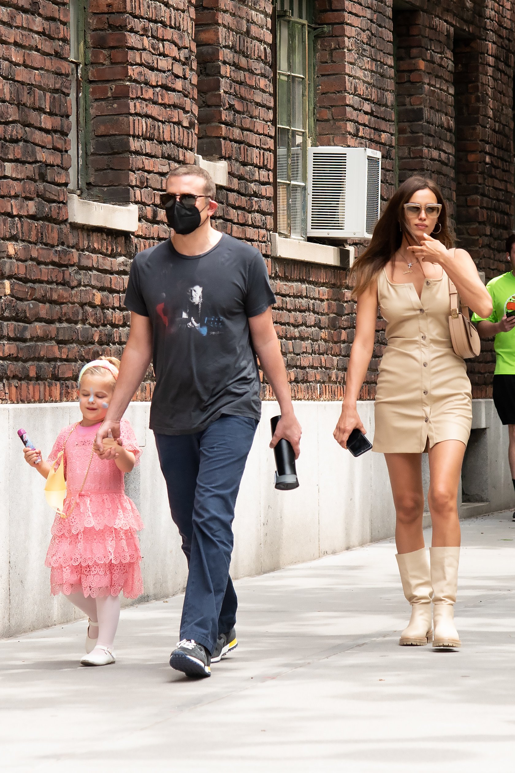 Irina Shayk y Bradley Cooper fotografiados con su hija Lea, el 2 de junio de 2021 en Nueva York. | Foto: Getty Images