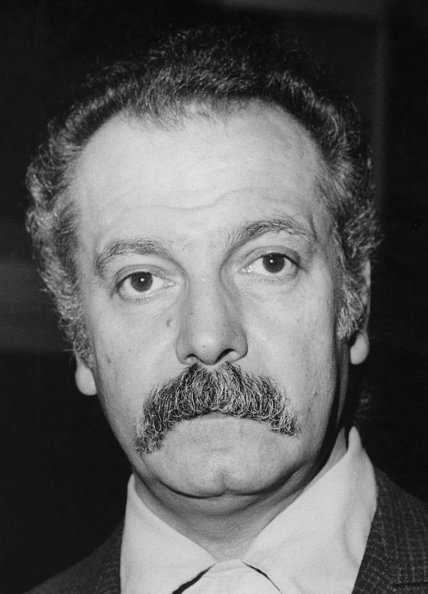 Georges Brassens (1921 - 1981) après avoir reçu le Grand Prix de Poésie de l'Académie Française, le 9 juin 1967. | Photo : Getty Images Georges Brassens (1921 - 1981) après avoir reçu le Grand Prix de Poésie de l'Académie Française, le 9 juin 1967. | Photo : Getty Images