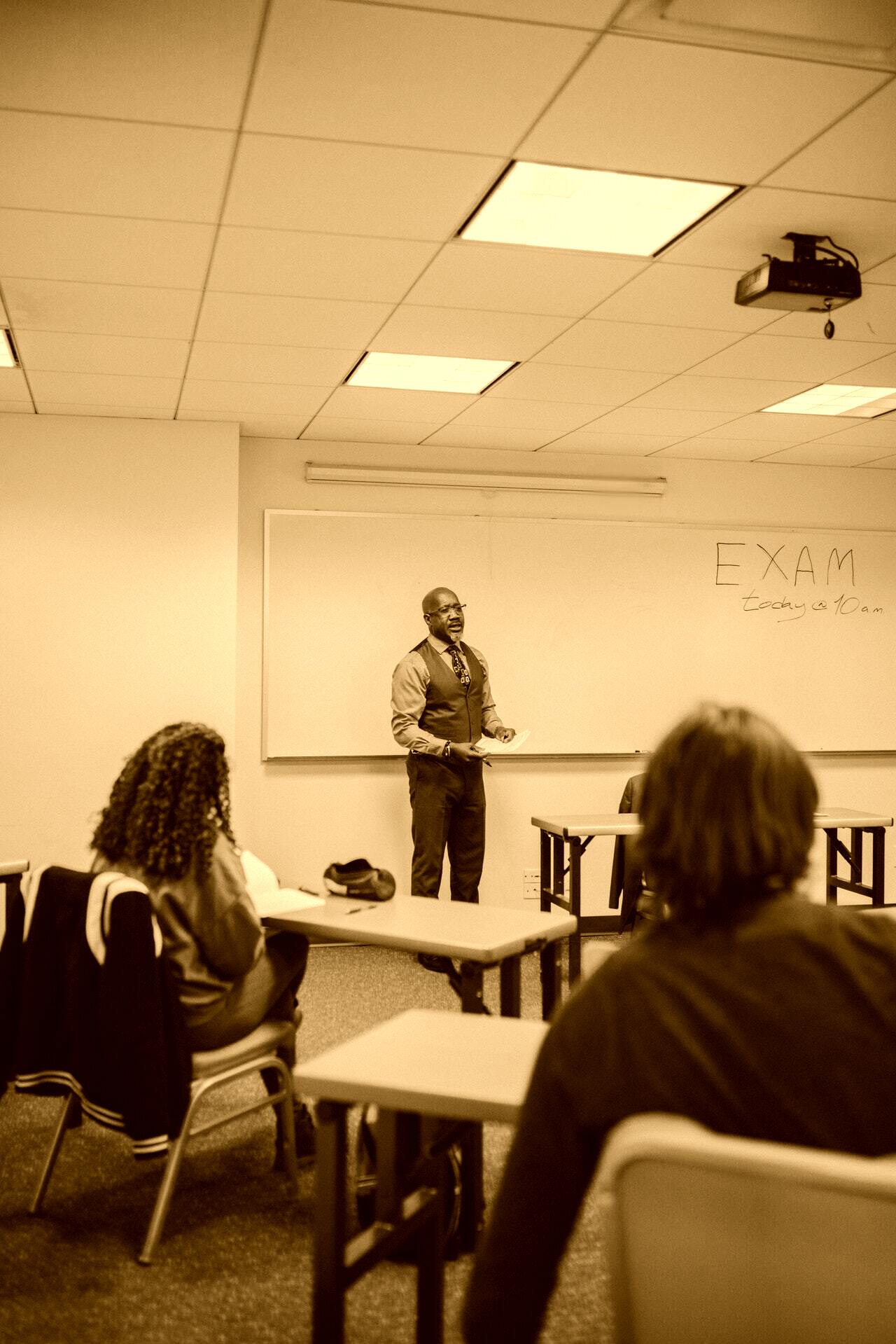 Un profesor impartiendo clases a sus alumnos. | Foto: Pexels