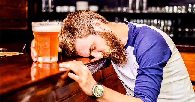 A drunk man at the bar | Photo: Shutterstock