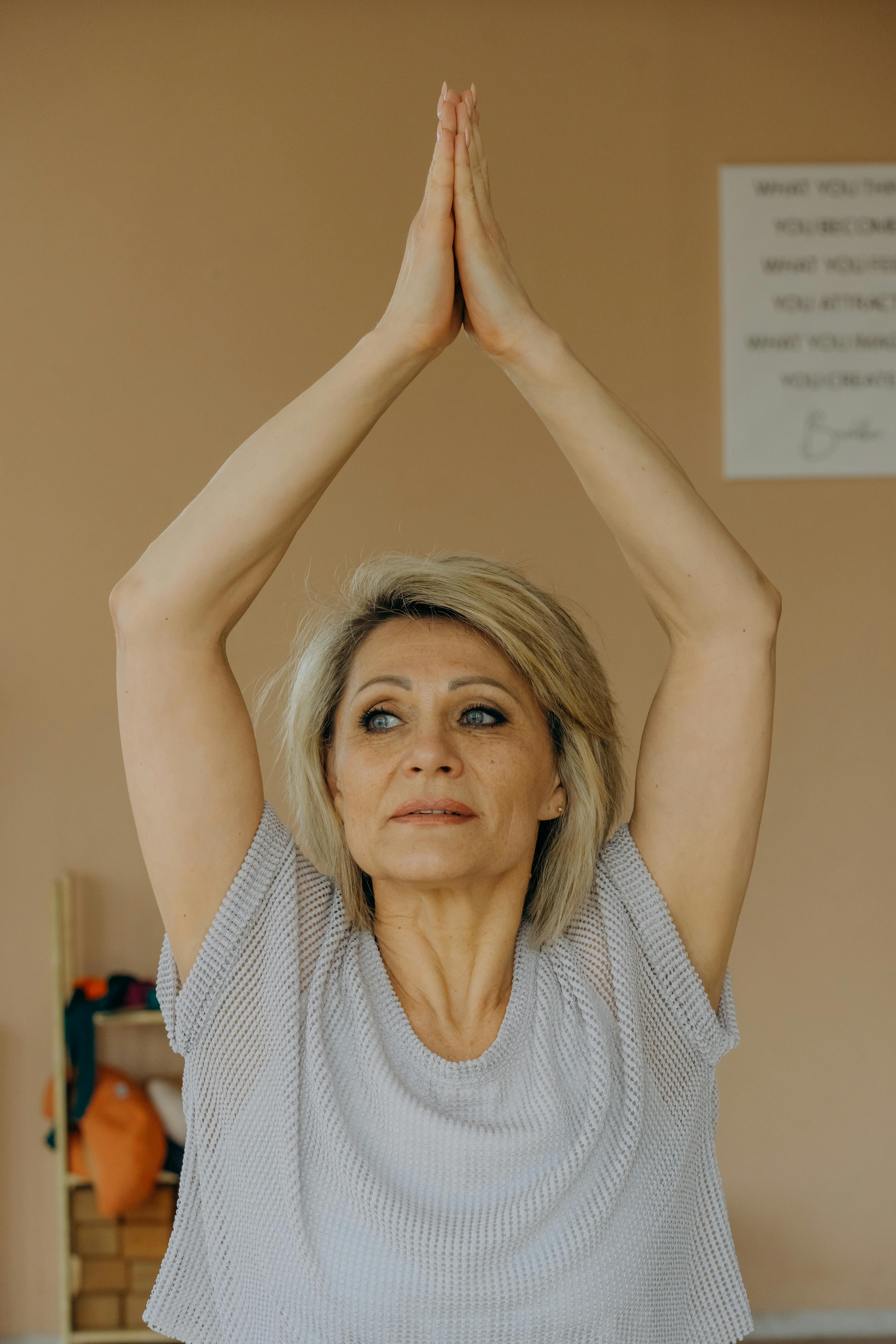 Senior woman doing yoga | Source: Pexels