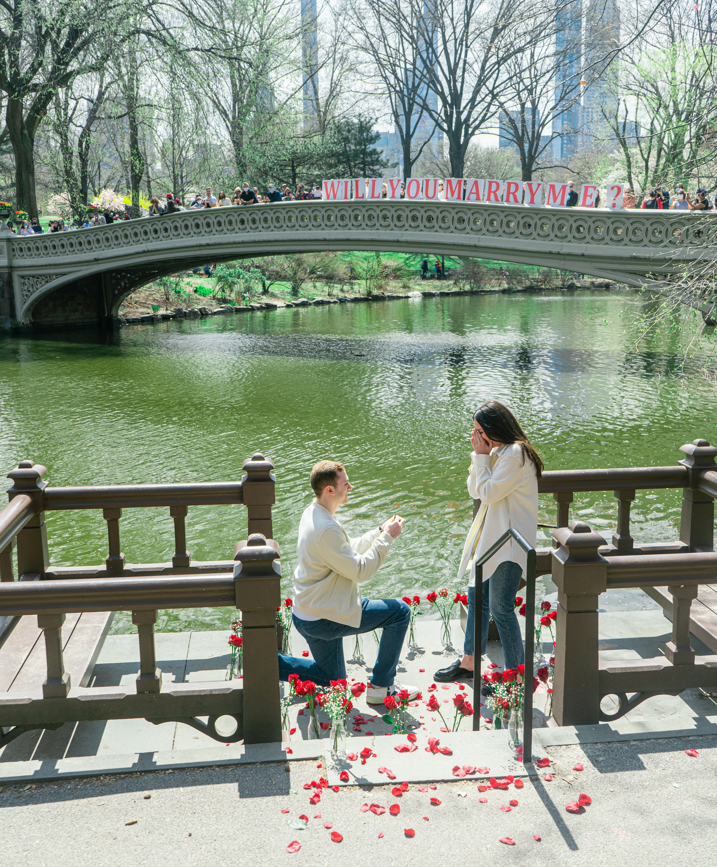 Un hombre proponiéndole matrimonio a una mujer cerca de un lago | Fuente: Unsplash