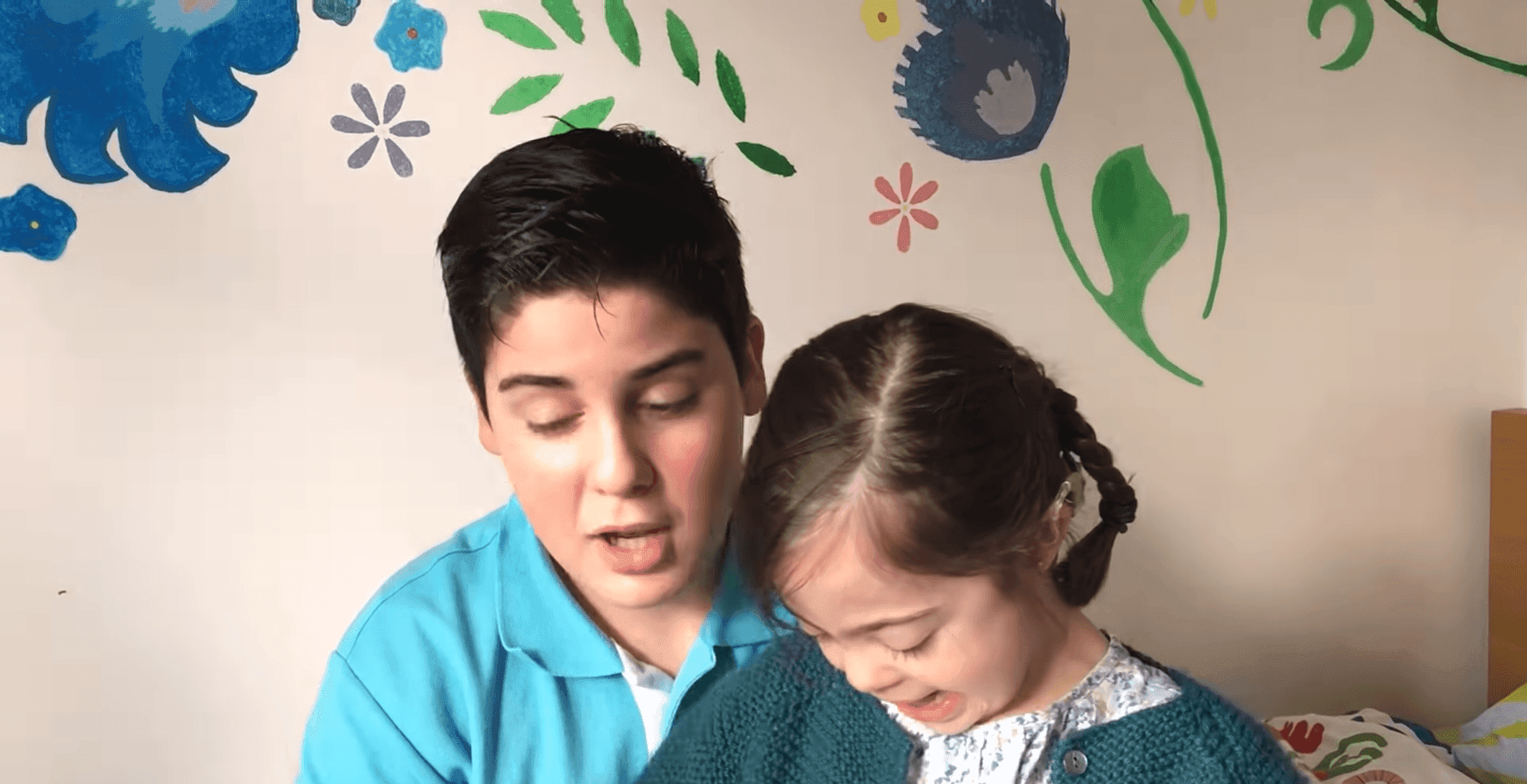 La pequeña Ana Pereda y su hermano Nacho. Fuente: YouTube/Familia Pereda Rodriguez