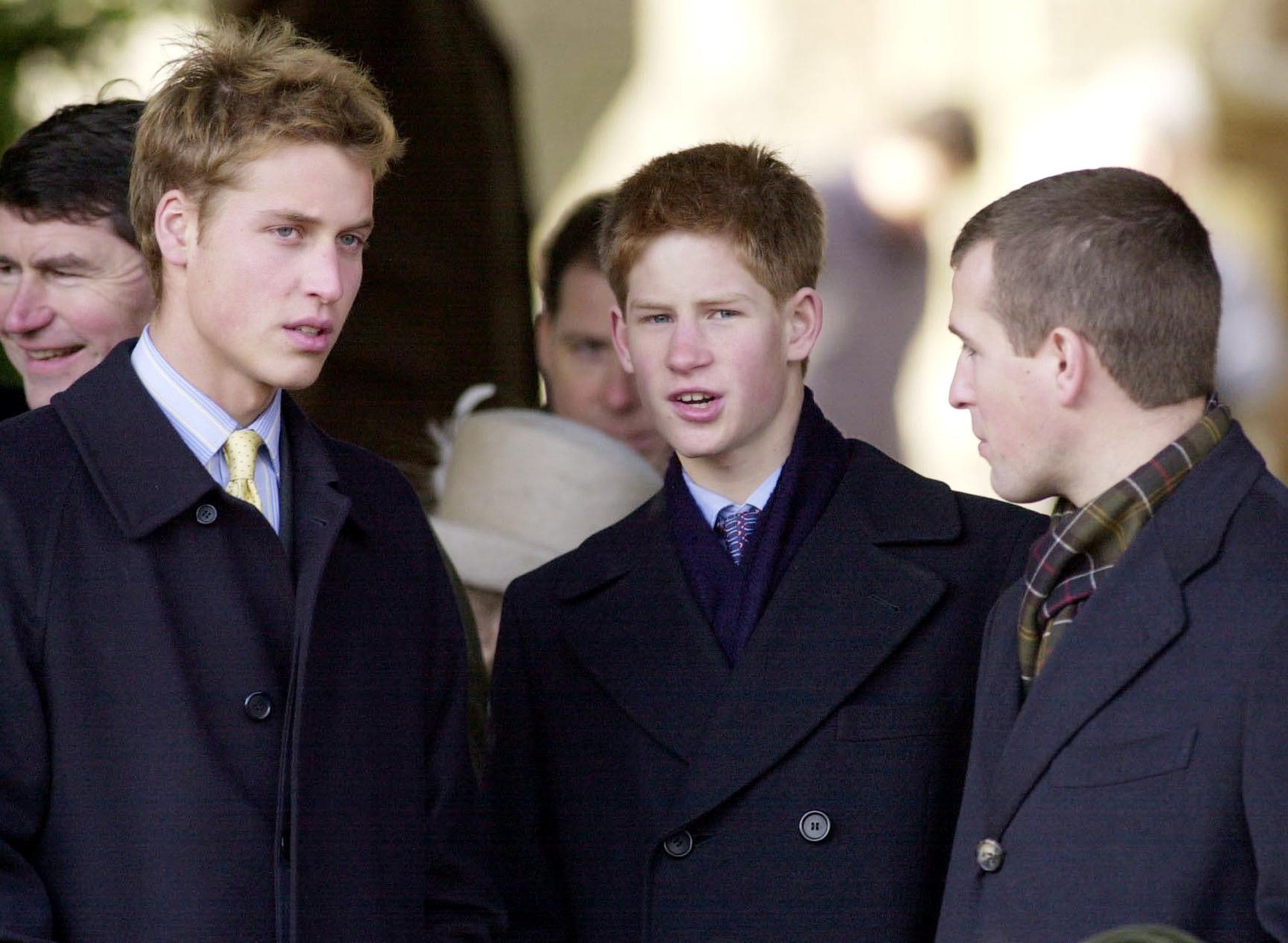 Prinz William, sein Bruder Prinz Harry und Peter Phillips verlassen die St.-Maria Magdalena-Kirche, nachdem die britische Königsfamilie am 25. Dezember 2000 an einem Gottesdienst am Weihnachtstag in Sandringham, Norfolk, teilgenommen hatte | Quelle: Getty Images