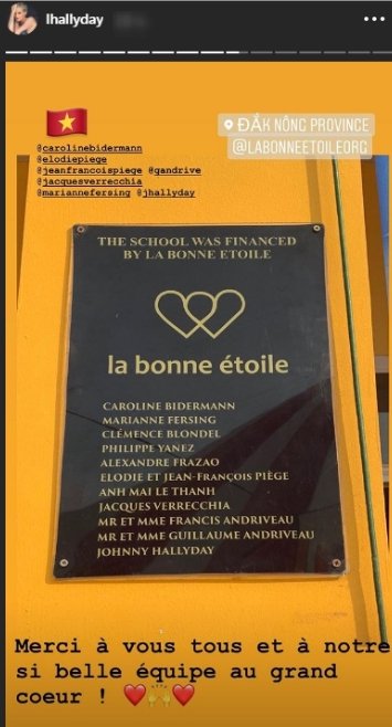 Une photo de la plaque où figurent les généreux donateurs en faveur de l'orphelinat. | Instagram story/lhallyday Une photo de la plaque où figurent les généreux donateurs en faveur de l'orphelinat. | Instagram story/lhallyday