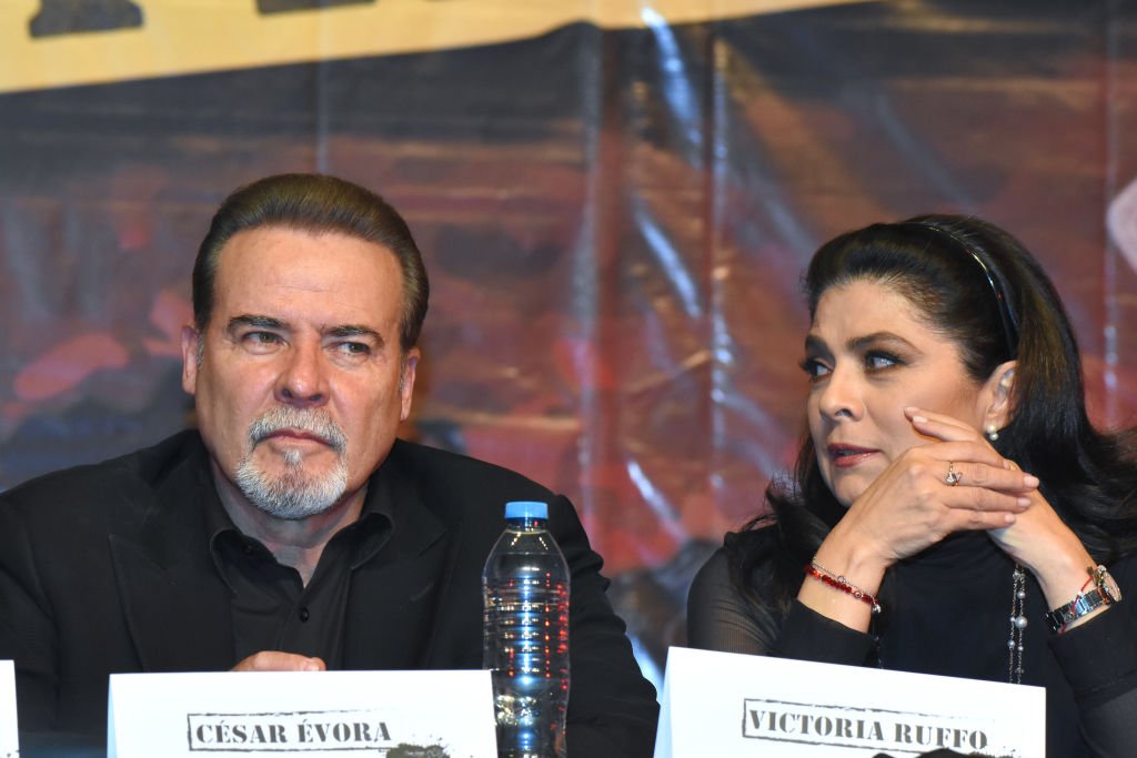César Évora y Victoria Ruffo durante una rueda de prensa. | Foto: Getty Images César Évora y Victoria Ruffo durante una rueda de prensa. | Foto: Getty Images