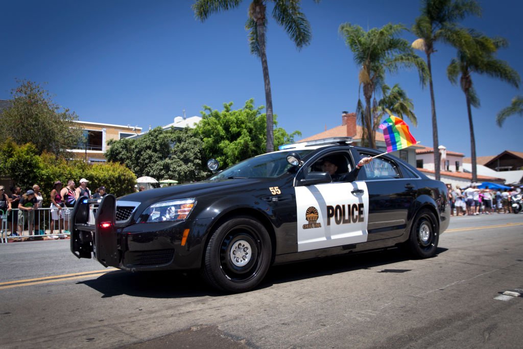 Police cruiser of the Police of Chula Vista displaying a rainbow flag at the San Diego Pride Parade on July 16, 2016 | Photo: Getty Images