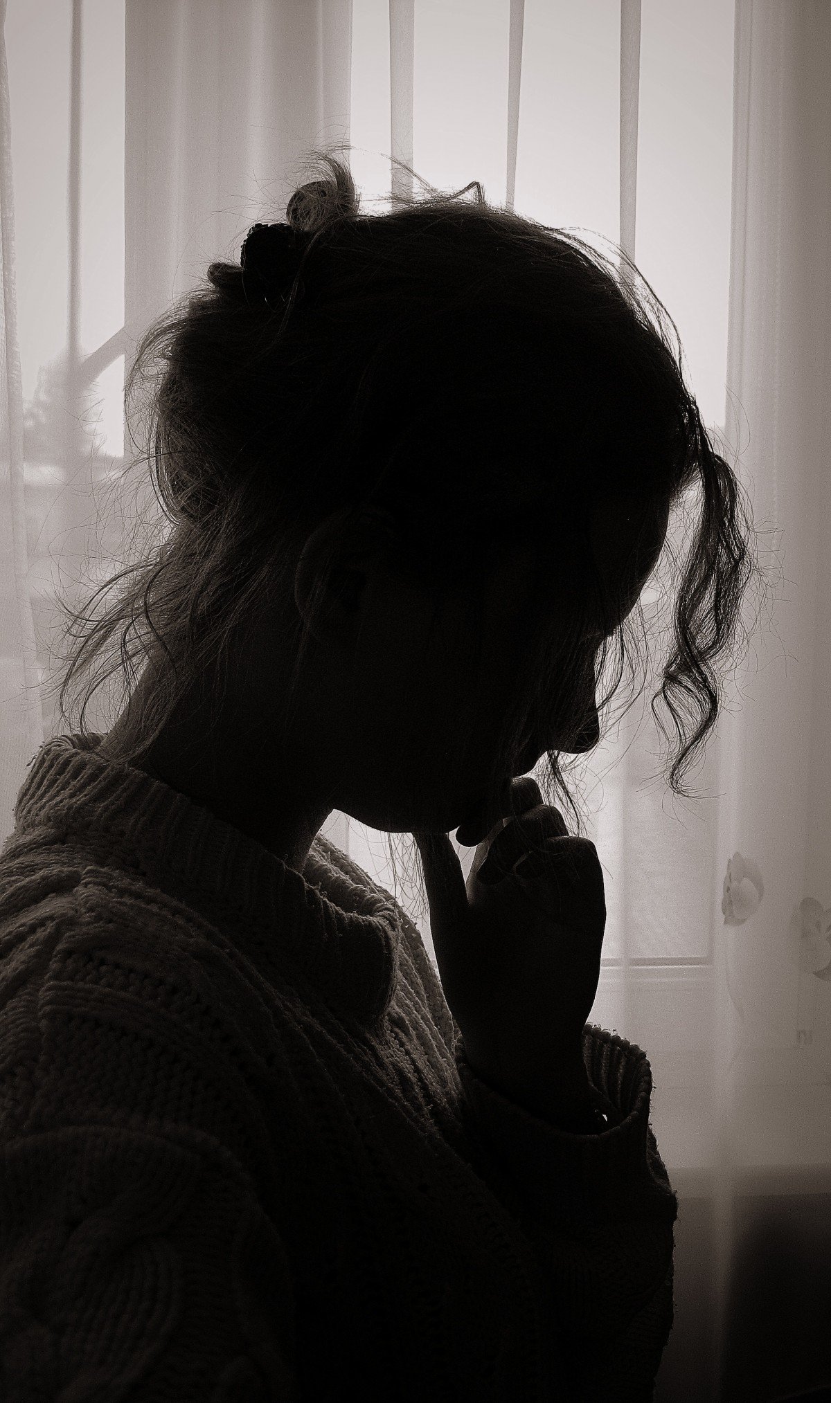 Silueta de mujer pensativa. | Imagen: PxHere