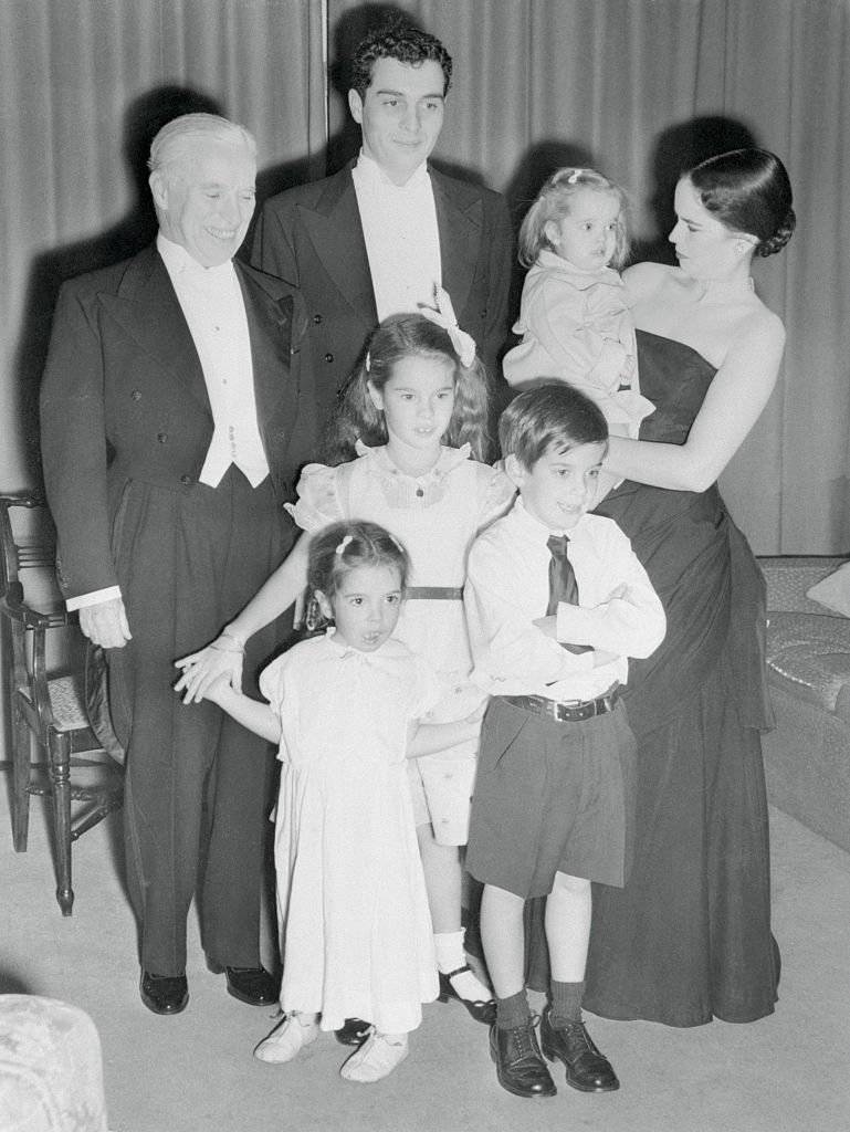 Charlie Chaplin, his wife Oona, and their kids Sidney, Josephine, Geraldine, Michael, Victoria, at the Odeon Cinema Theater, in London, October 18, 1952 | Photo: GettyImages