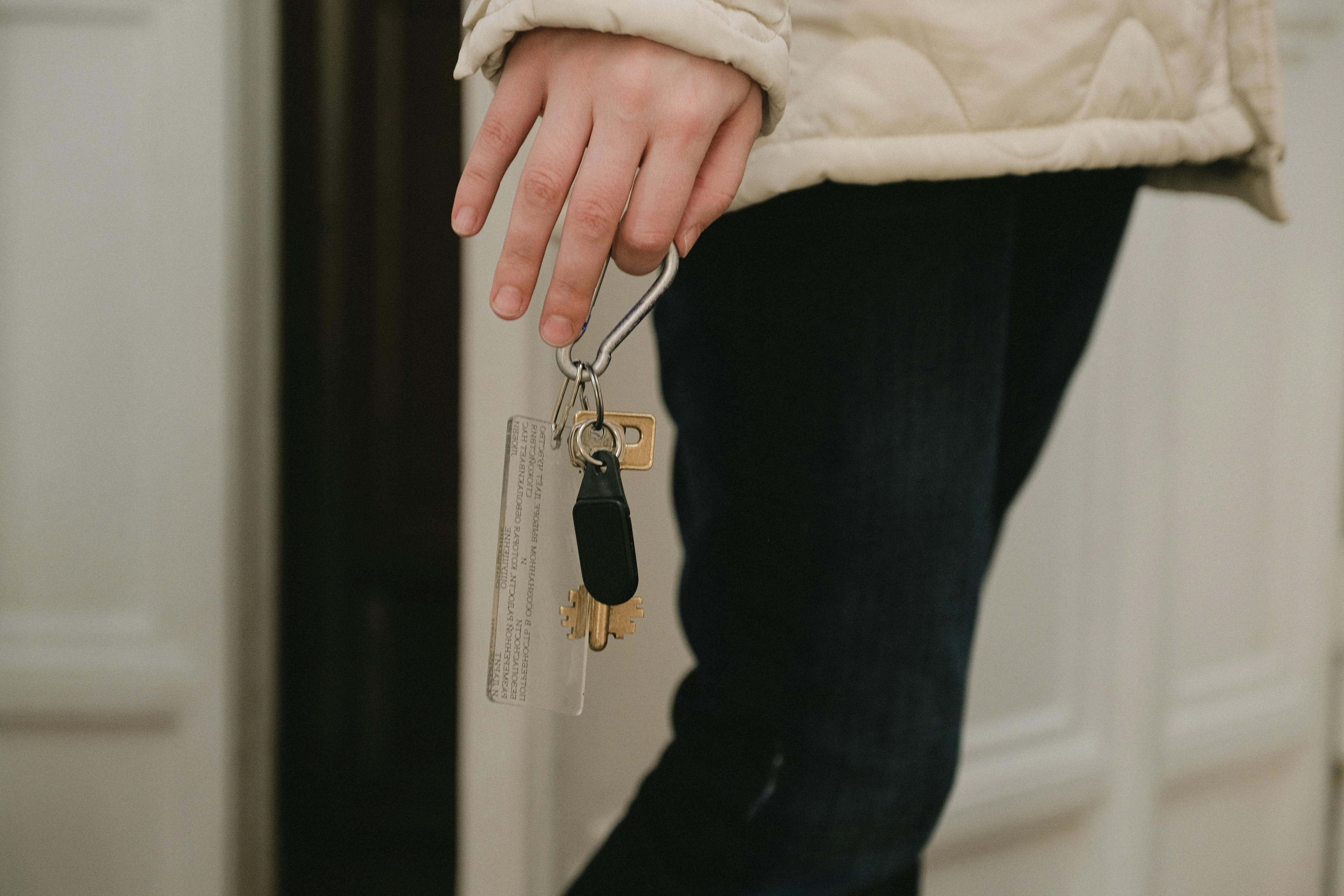 A person holding keys | Source: Pexels
