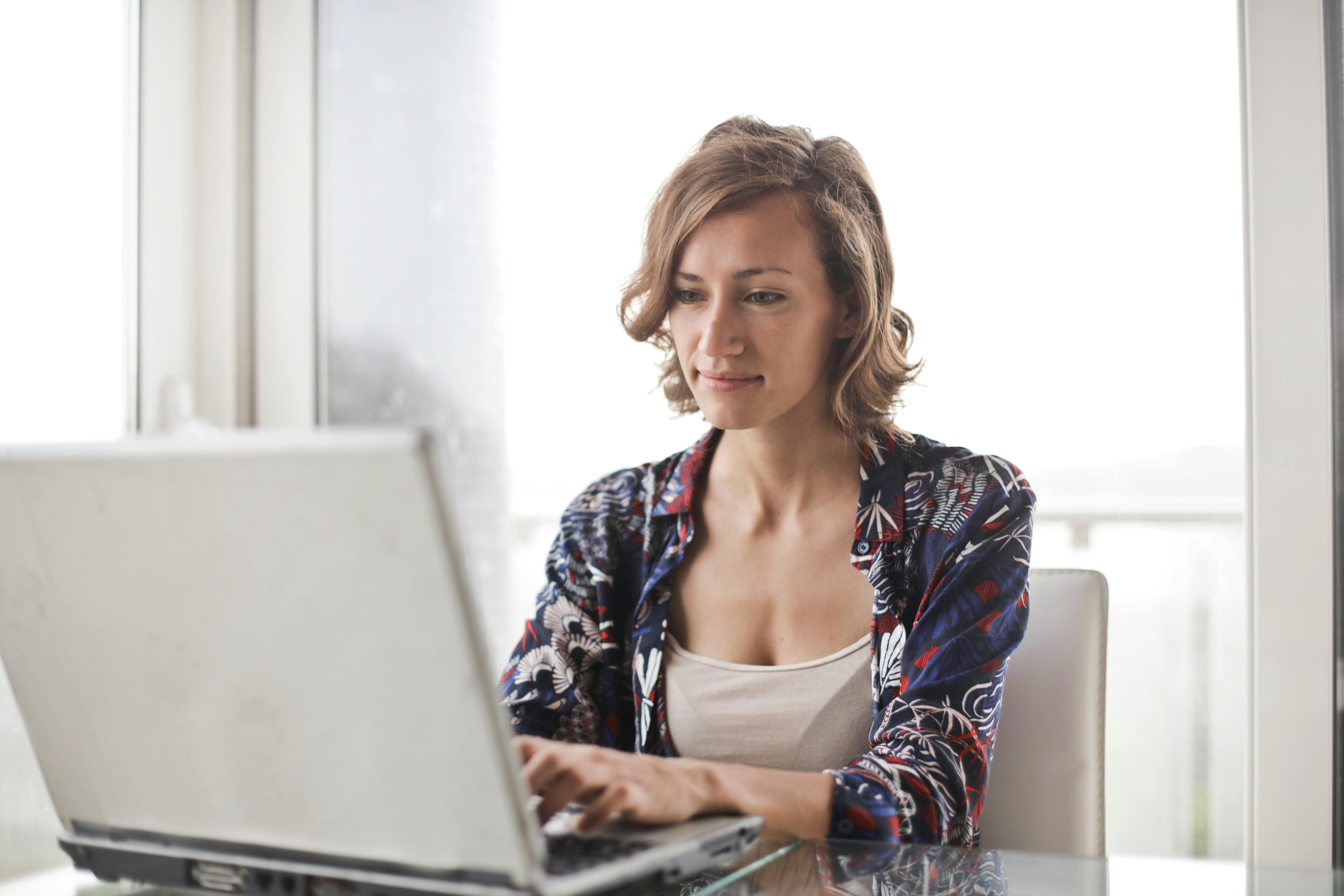 A woman working on her laptop | Source: Pexels