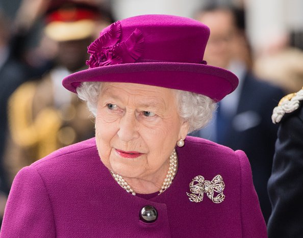 La reine Elizabeth II assiste à la réception du centenaire de l'Anglo-Norse Society au Naval & Military Club. |Photo : Getty Images