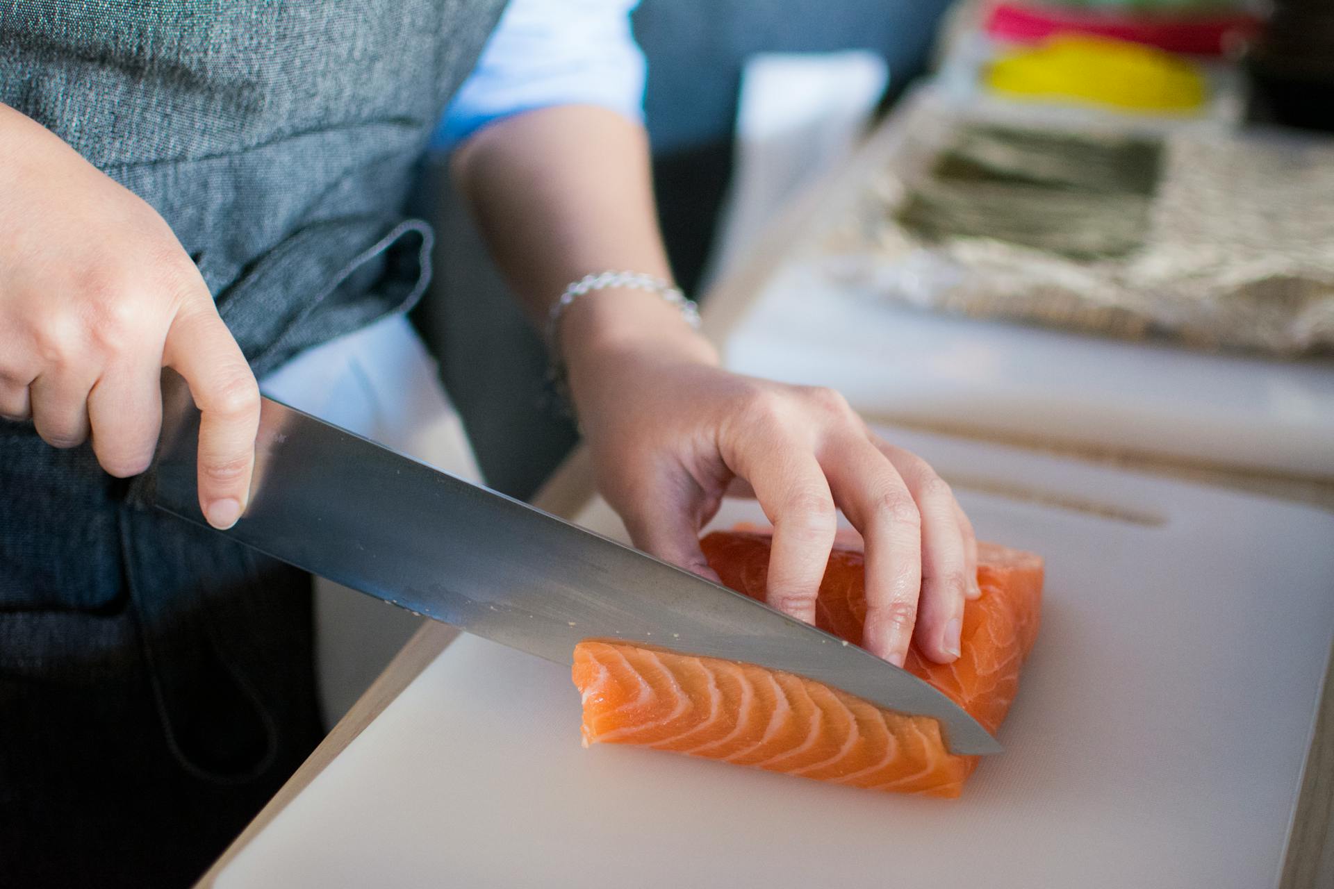 A person slicing a fish fillet | Source: Pexels