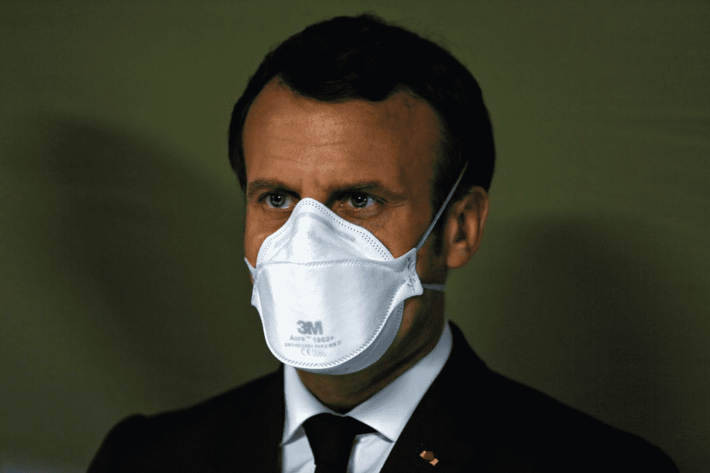 Le président Français Emmanuel Macron porte un masque facial lors de la visite de l'hôpital militaire de campagne devant l'hôpital Emile Muller à Mulhouse, dans l'est de la France, le 25 mars 2020. | Photo : Getty Images Le président Français Emmanuel Macron porte un masque facial lors de la visite de l'hôpital militaire de campagne devant l'hôpital Emile Muller à Mulhouse, dans l'est de la France, le 25 mars 2020. | Photo : Getty Images
